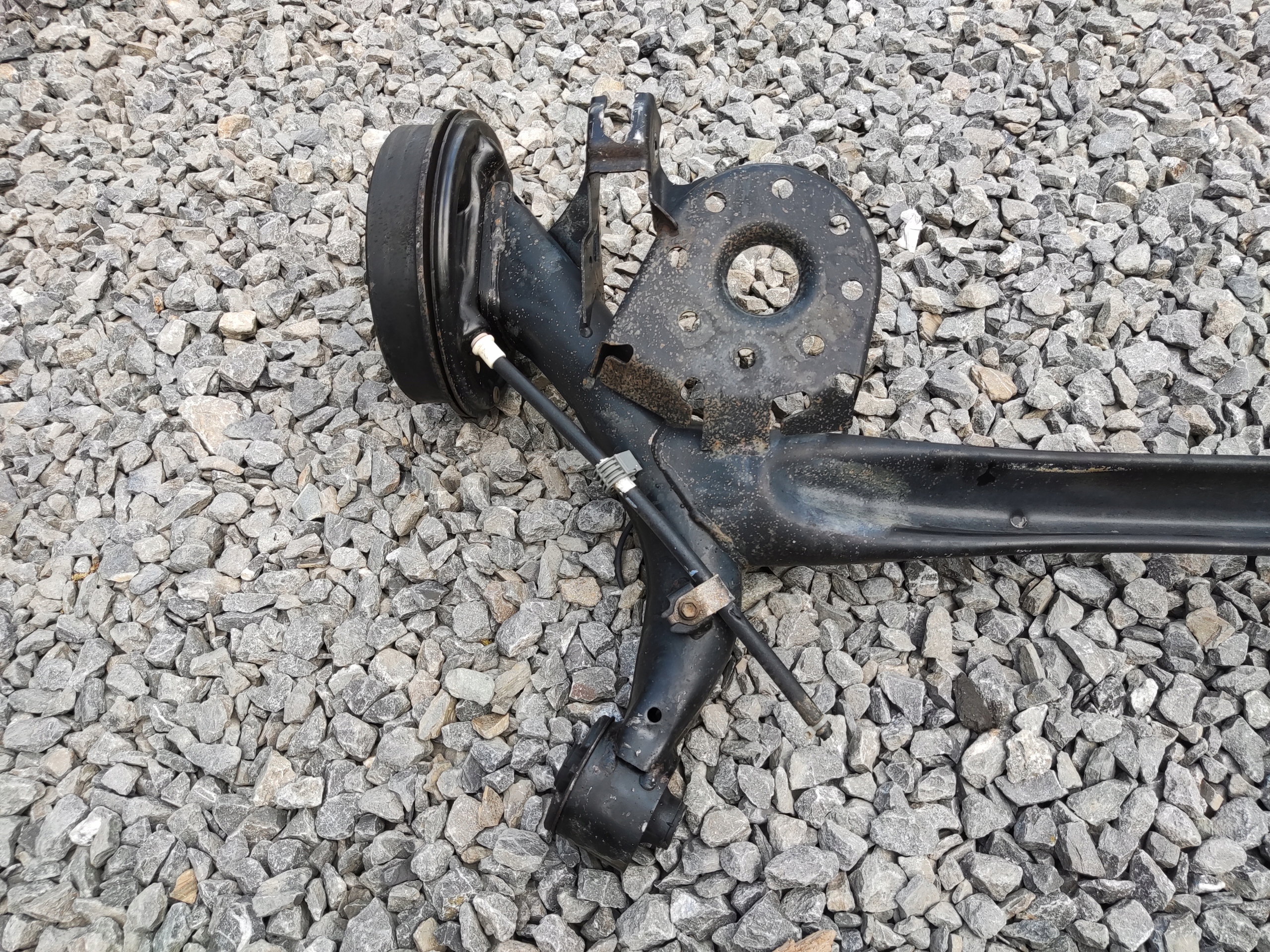 ZADNÁ NÁPRAVA KOMPLETNA TOYOTA YARIS III BUBNY 2011-2020