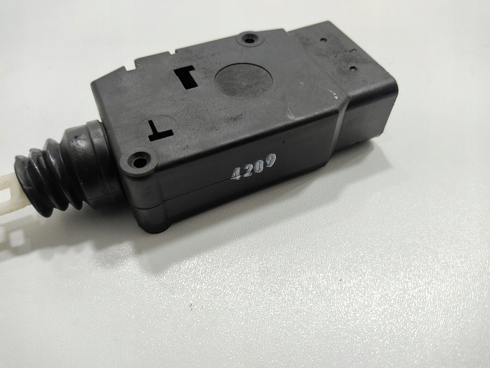 MODUL CENTRÁLNEHO ZAMYKANIA PRAVÝCH PREDNÝCH DVERÍ LAND ROVER DEFENDER