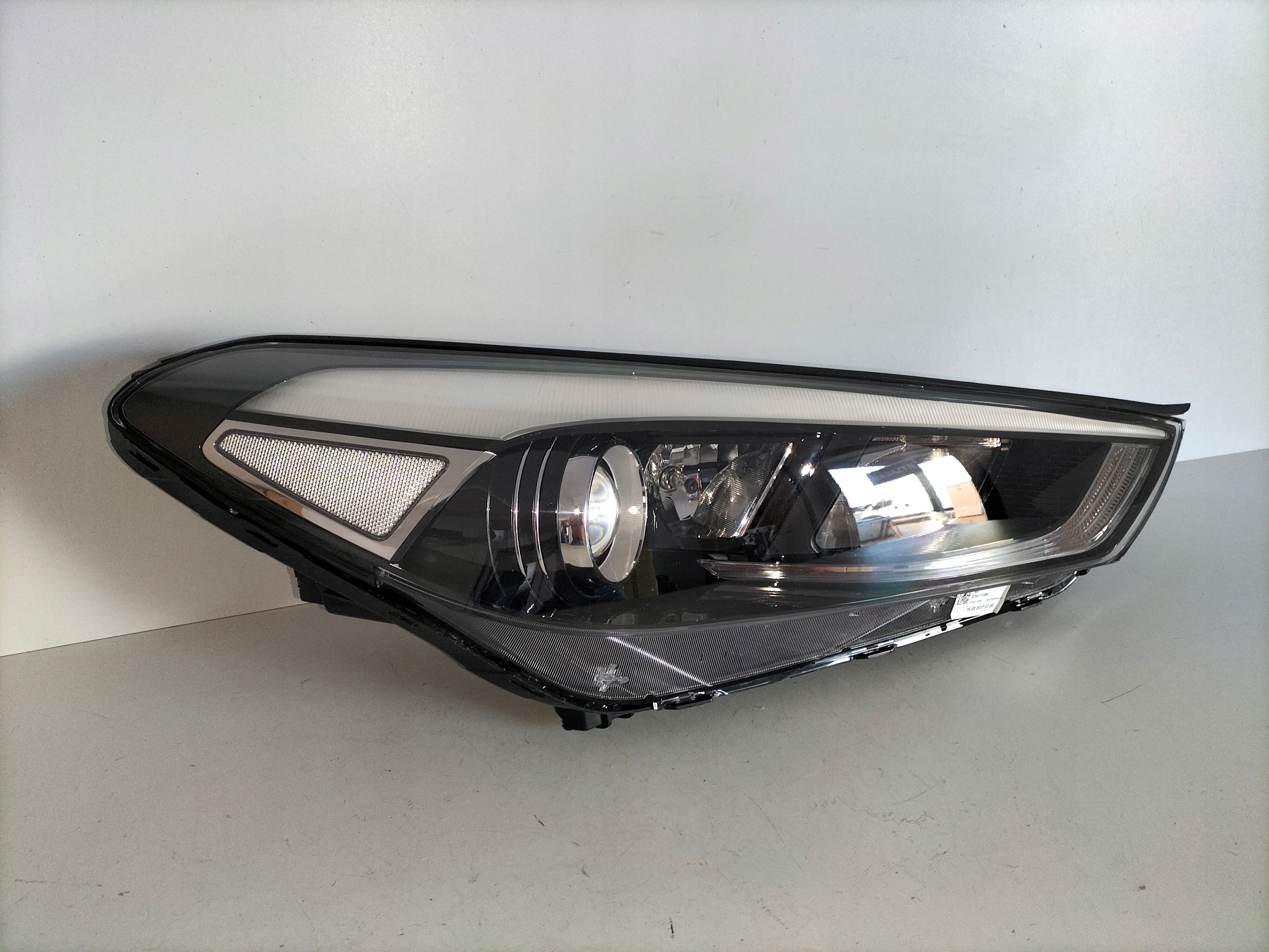 PRAVE PREDNE SVETLO HYUNDAI TUCSON III 15-18