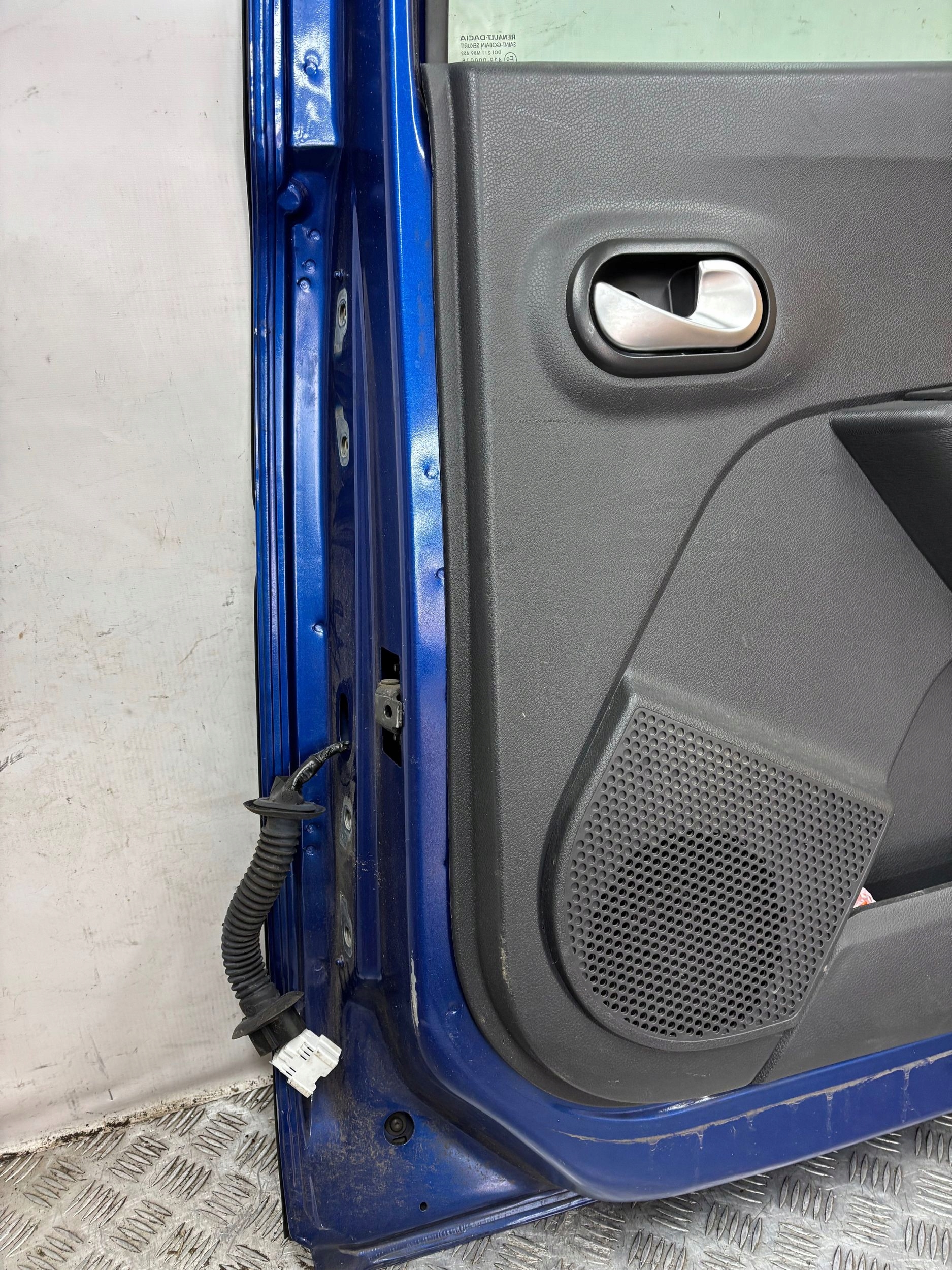 PRAVE ZADNE DVERE DACIA LODGY