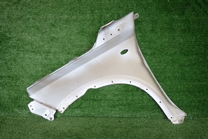 SUZUKI VITARA III 15- PRAVY PREDNY BLATNIK