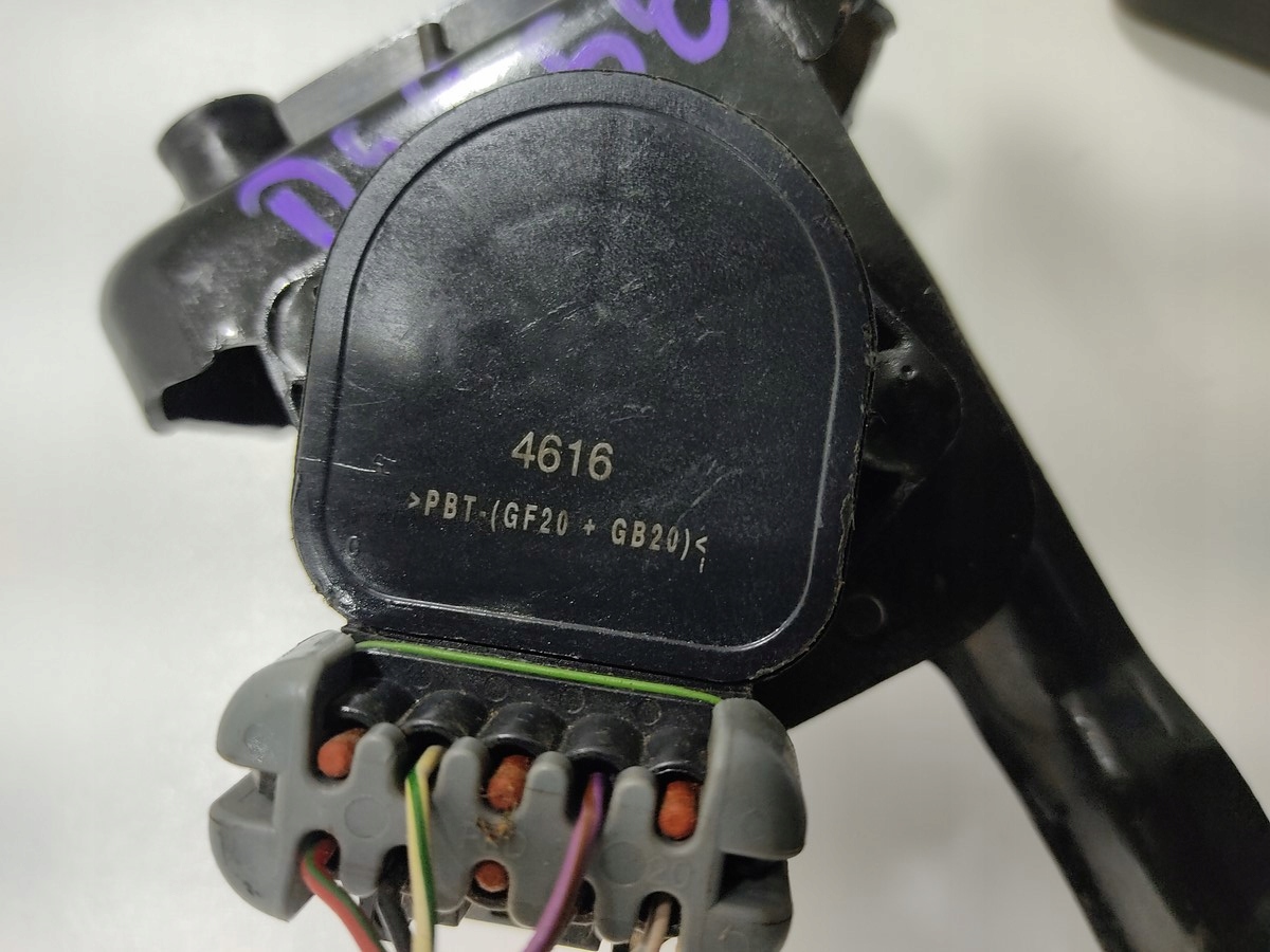 PLYNOVY PEDAL LAND ROVER DEFENDER 2.2 2.4 TDCI 7H12-7R562-AA 2007-2014