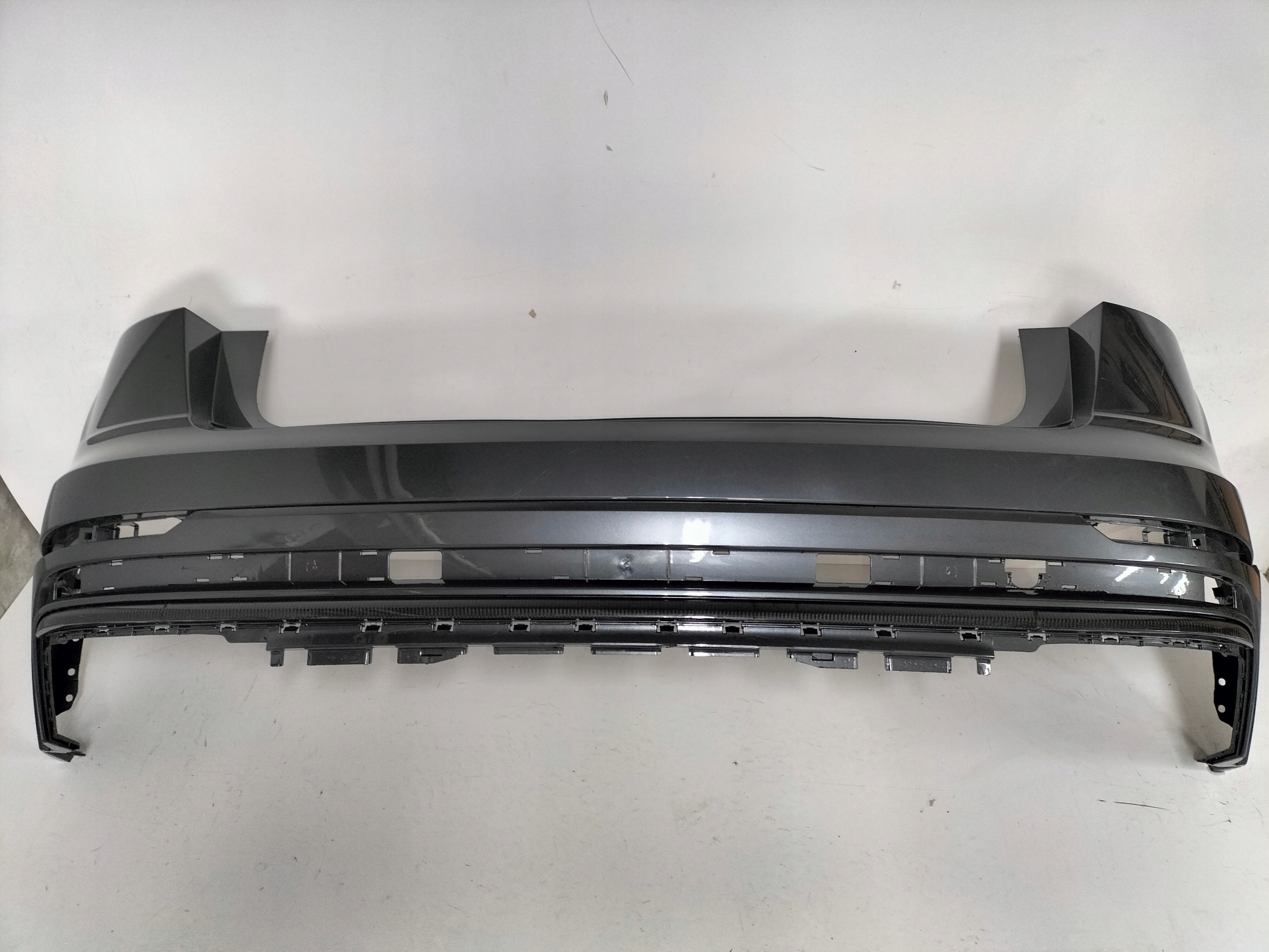 ZADNÝ NÁRAZNÍK AUDI Q8 SQ8 4M8 18- S-LINE
