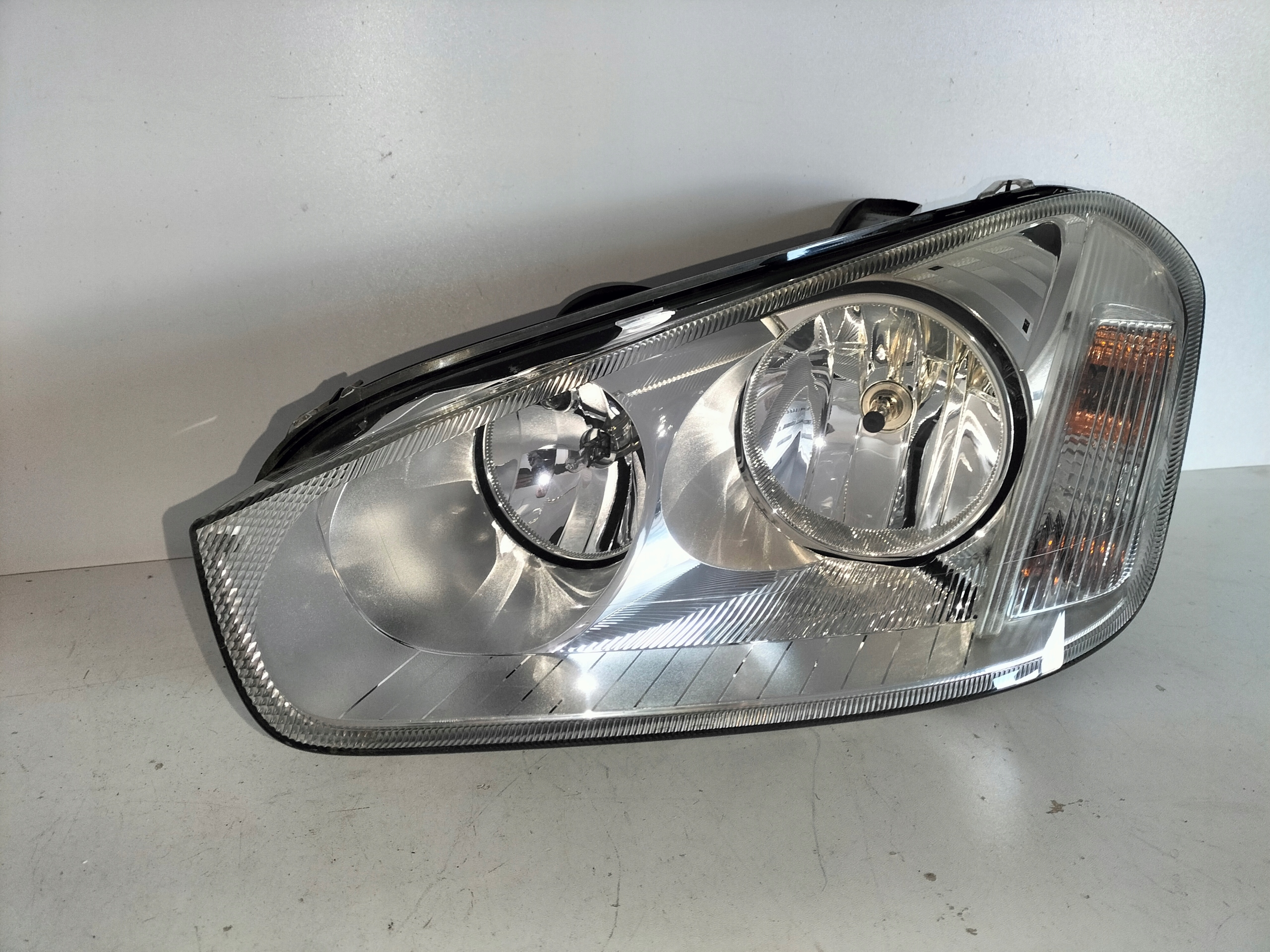 LAVE PREDNE SVETLO FORD C-MAX LIFT 07-10