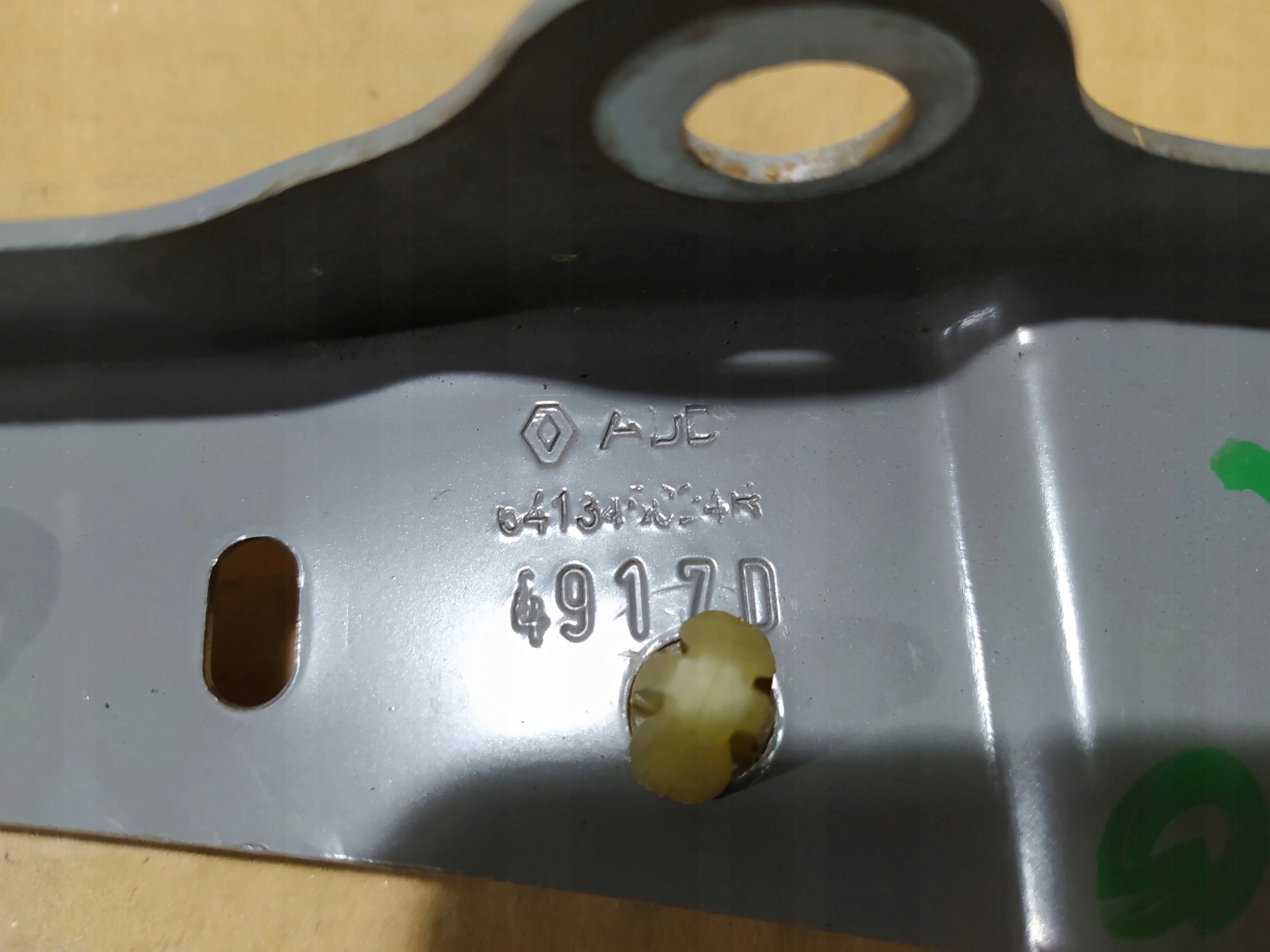 renault clio 4 DRZIAK PRAVEHO BLATNIKA 641345024r