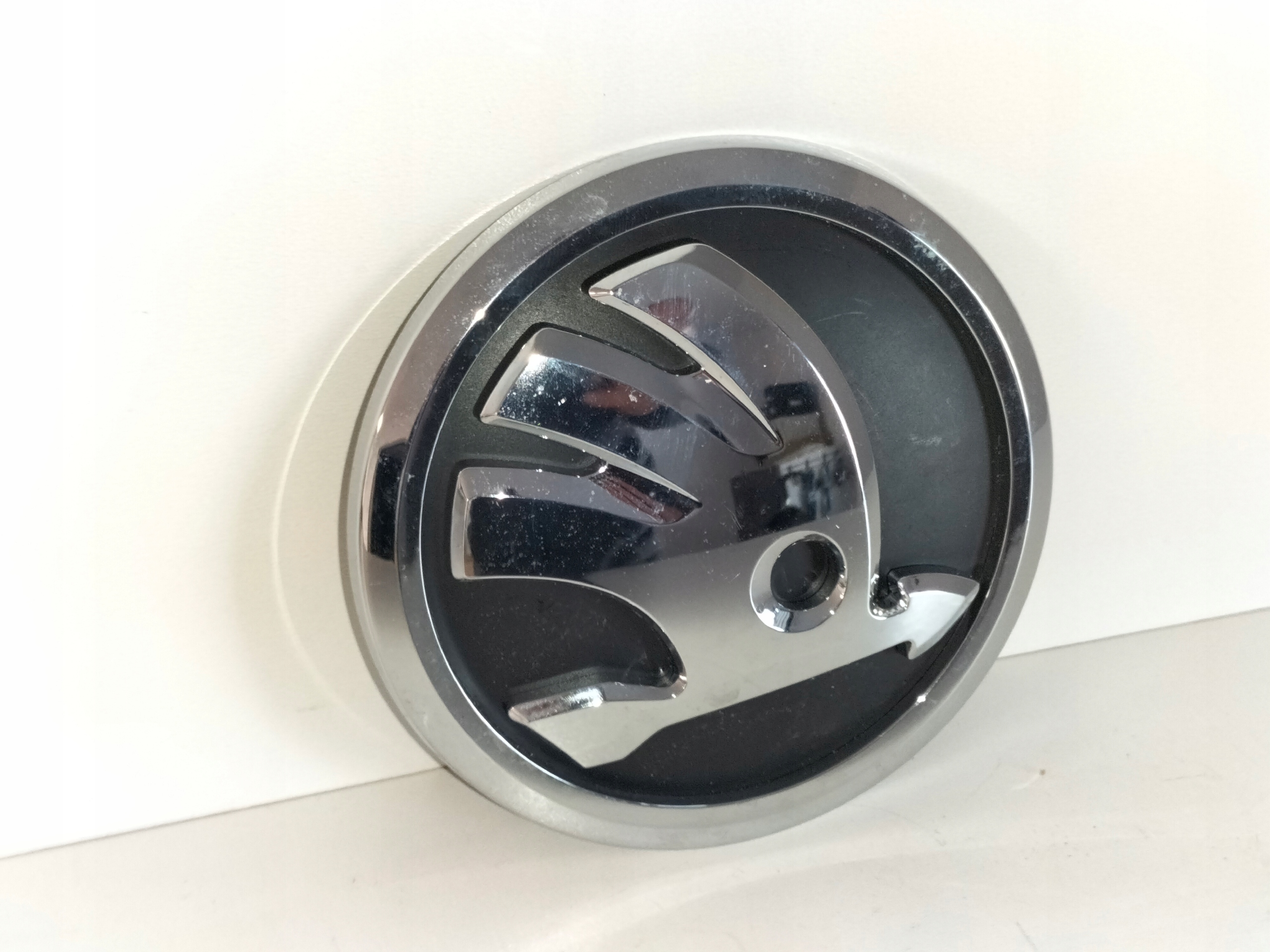 ZNAK EMBLEM logo ZADNEJ KAPOTY SKODA YETI 09-