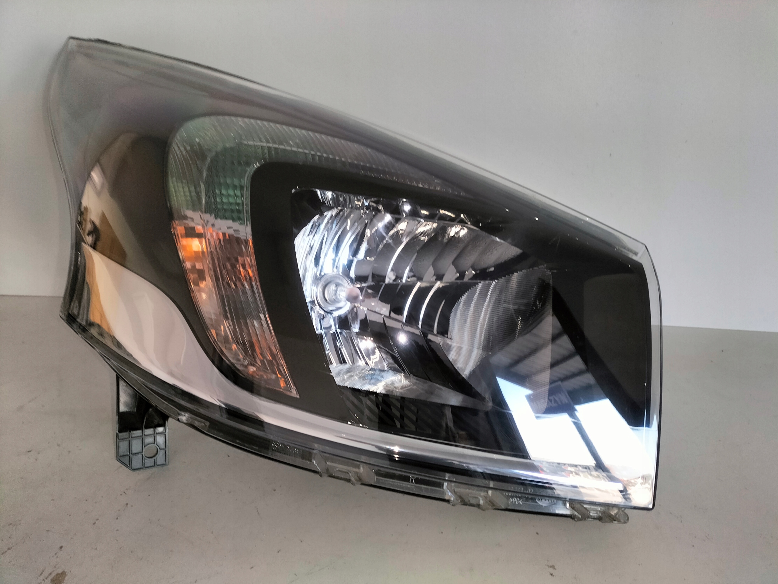 PRAVE PREDNE SVETLO OPEL VIVARO II B 14-19
