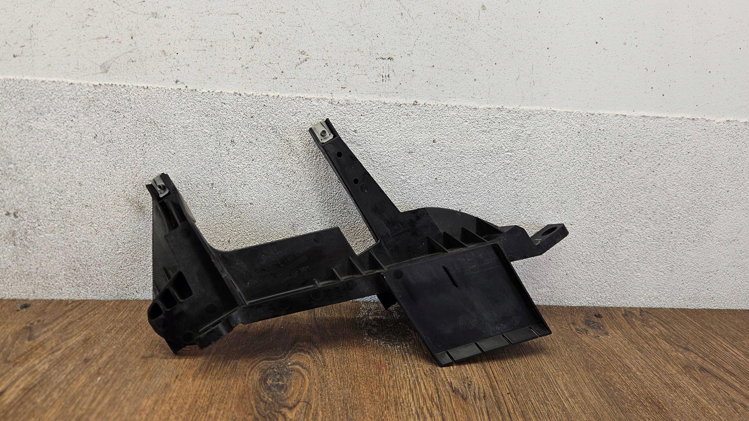 BMW X3 E83 1301073024 LAVY UCHYT DRZIAK lampy