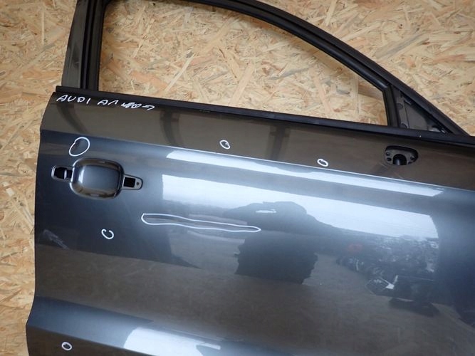 AUDI A1 5d 10- PRAVE PREDNE DVERE