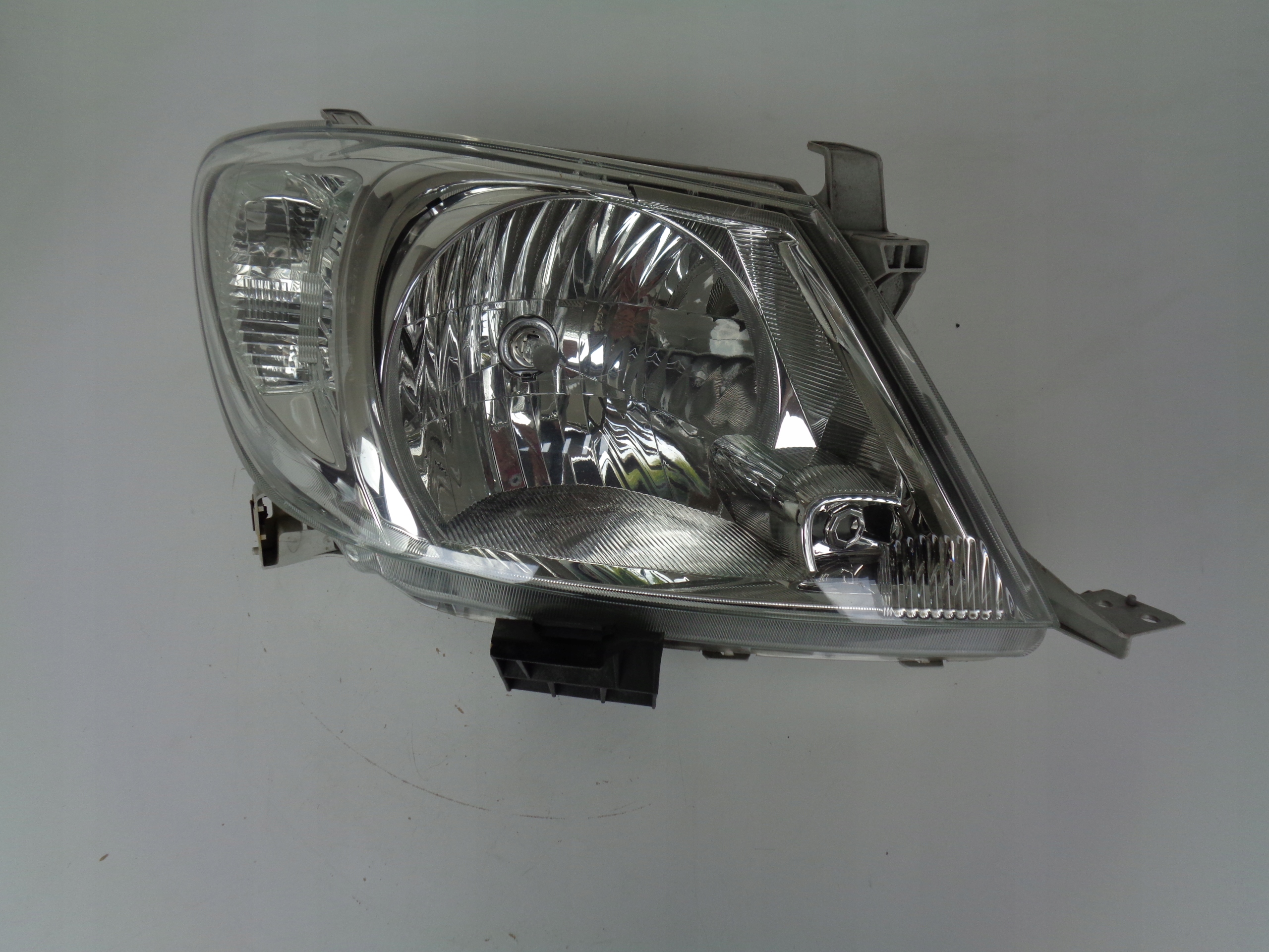 PRAVE PREDNE SVETLO TOYOTA HILUX 08-12