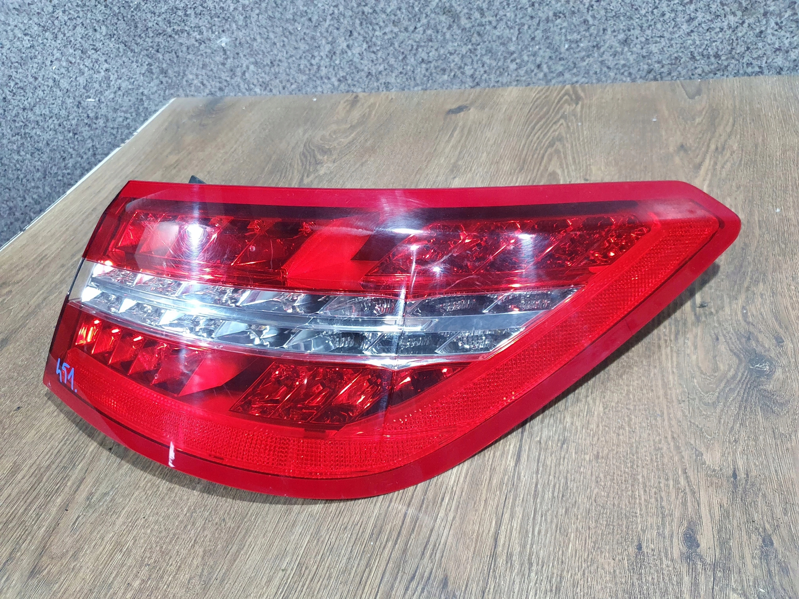 MERCEDES W207 PRAVE ZADNE SVETLO 2079060258