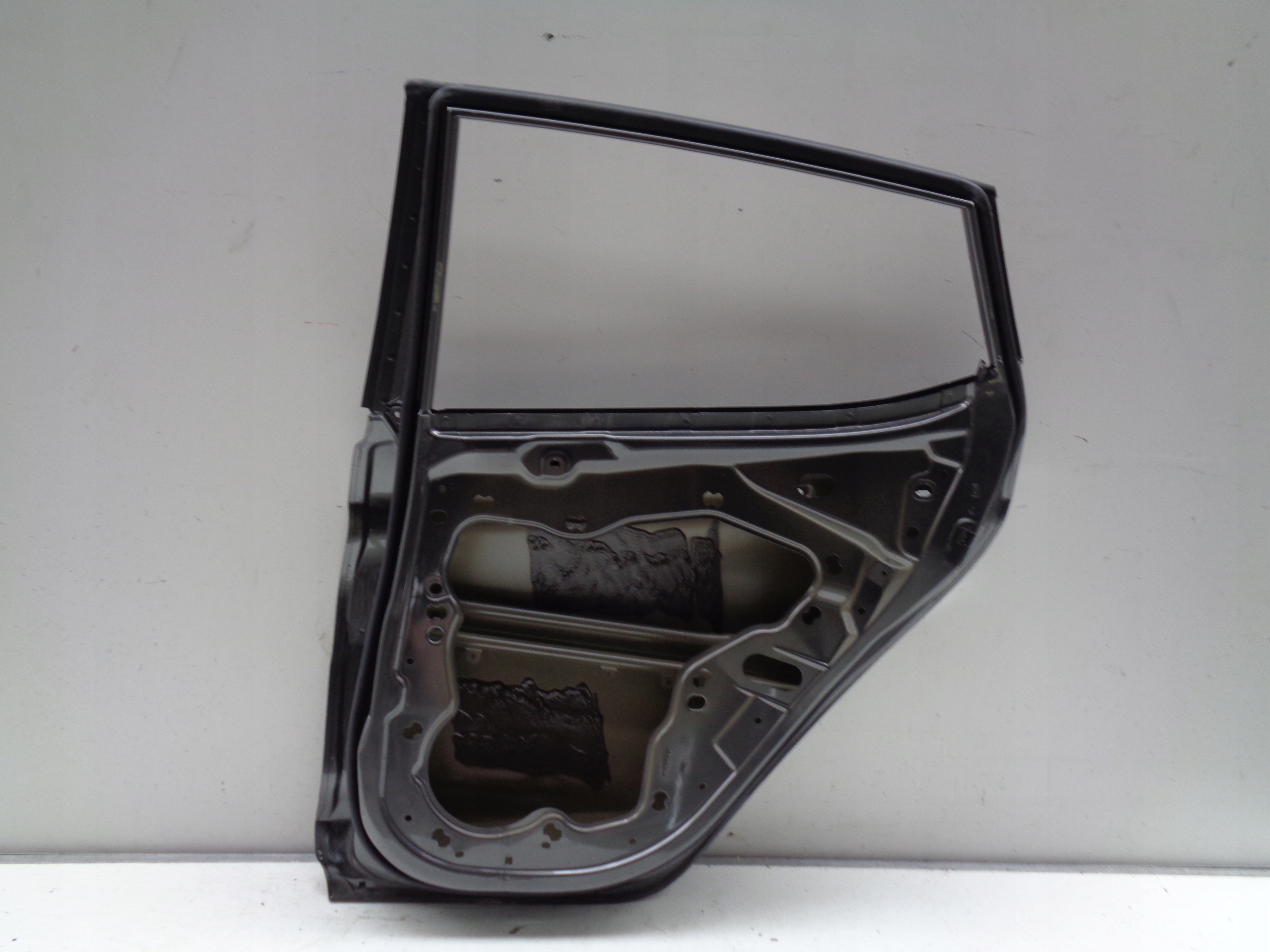 PRAVE ZADNE DVERE FORD FIESTA MK8 17- NR 37001