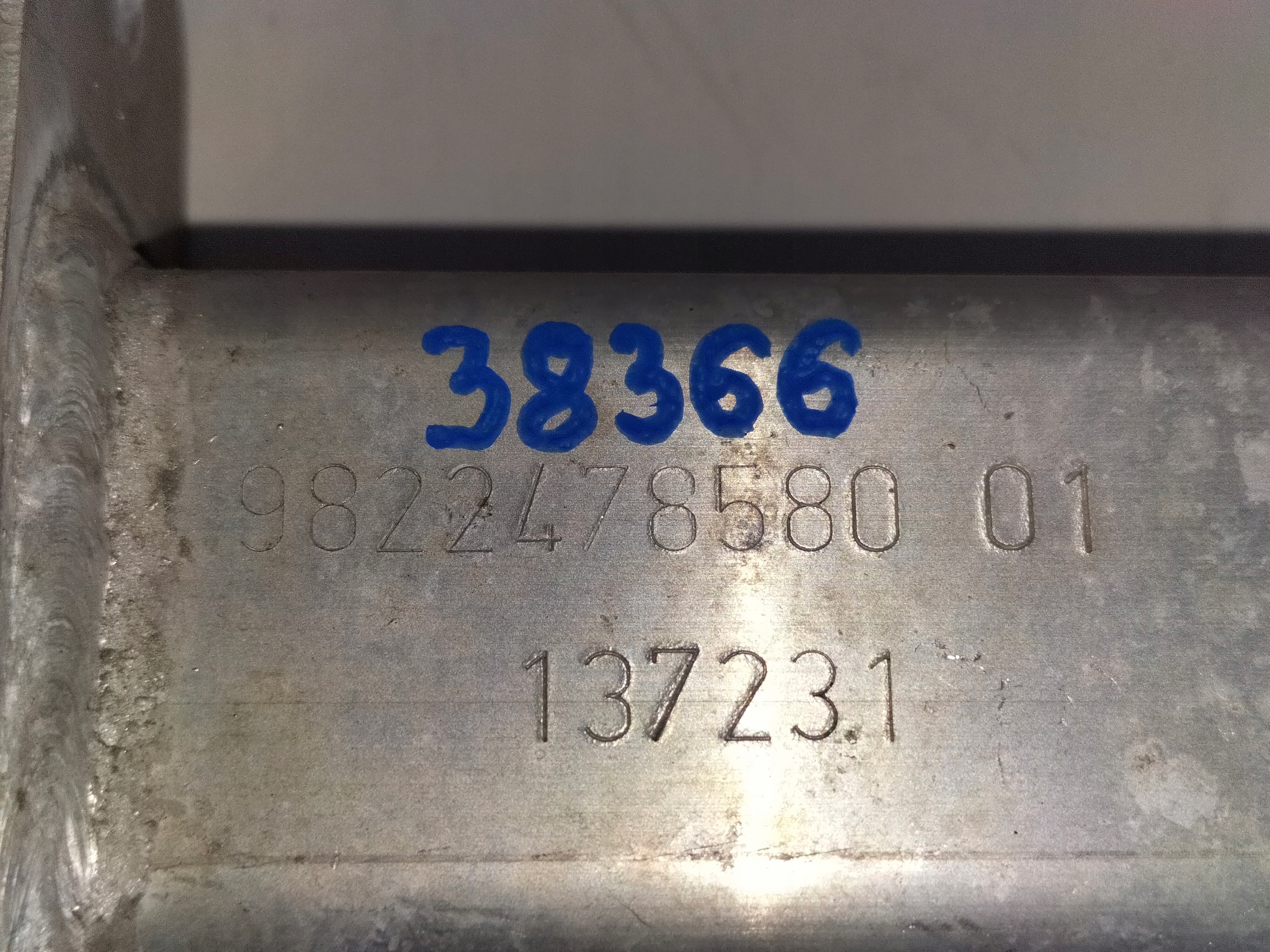ABSORBER NARAZU sztyc DRZIAK NOSNÍK NARAZNIK PREDNÝ PRAVA PEUGEOT 2008 II 19-