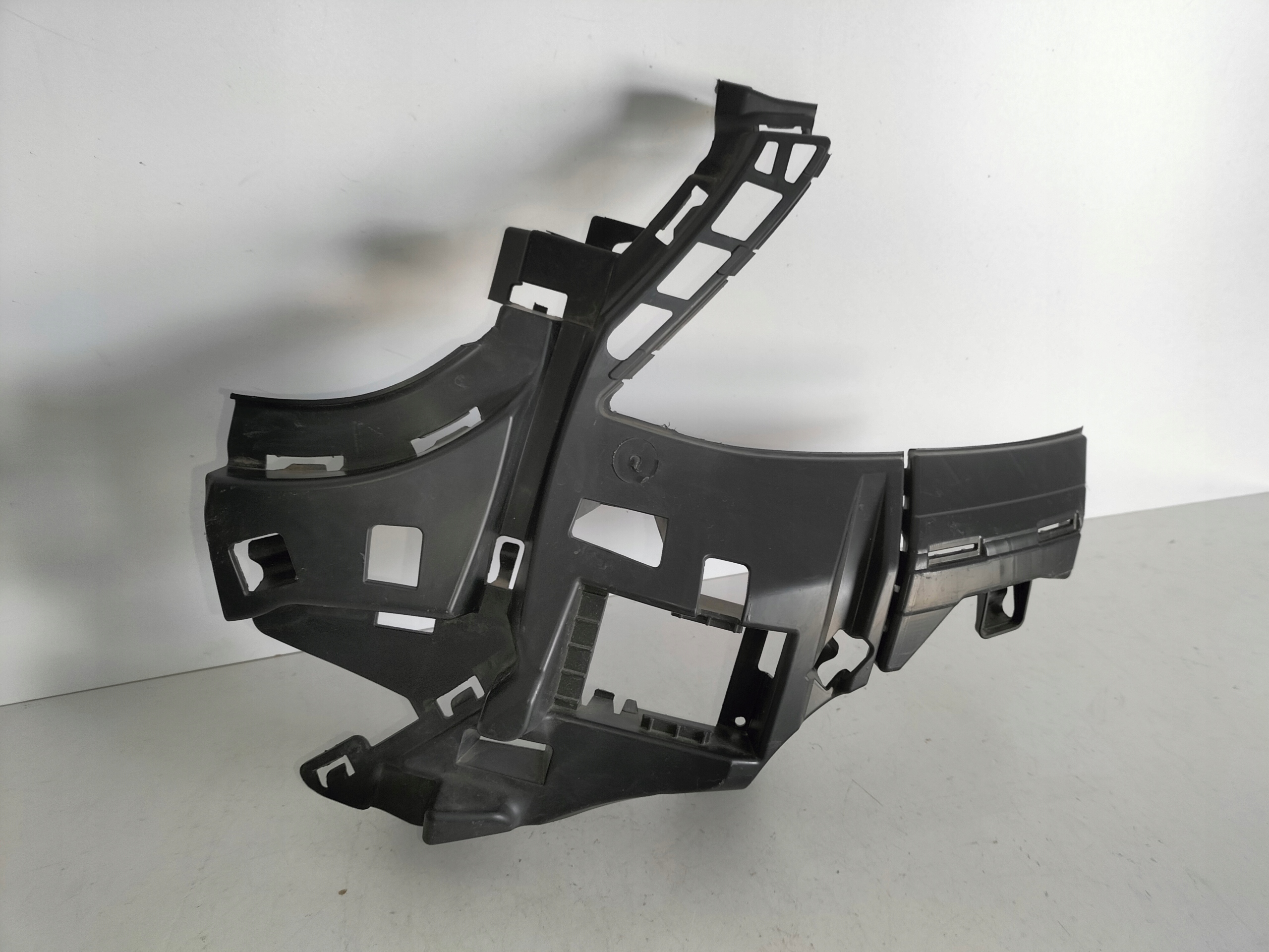 DRZIAK PREDNEHO NARAZNIKA LAVY MERCEDES E KLASA W222 13-