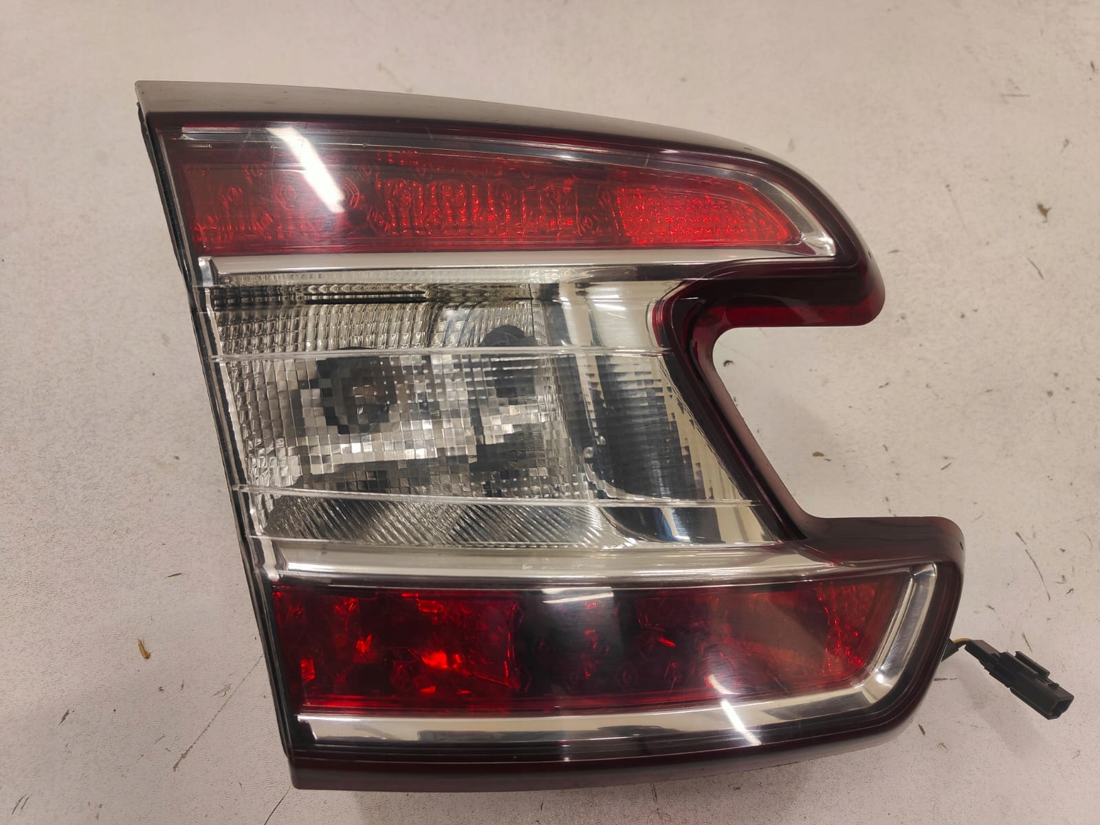 Renault Megane III kombi 265550028R ZADNÉ SVETLO V KAPOTE
