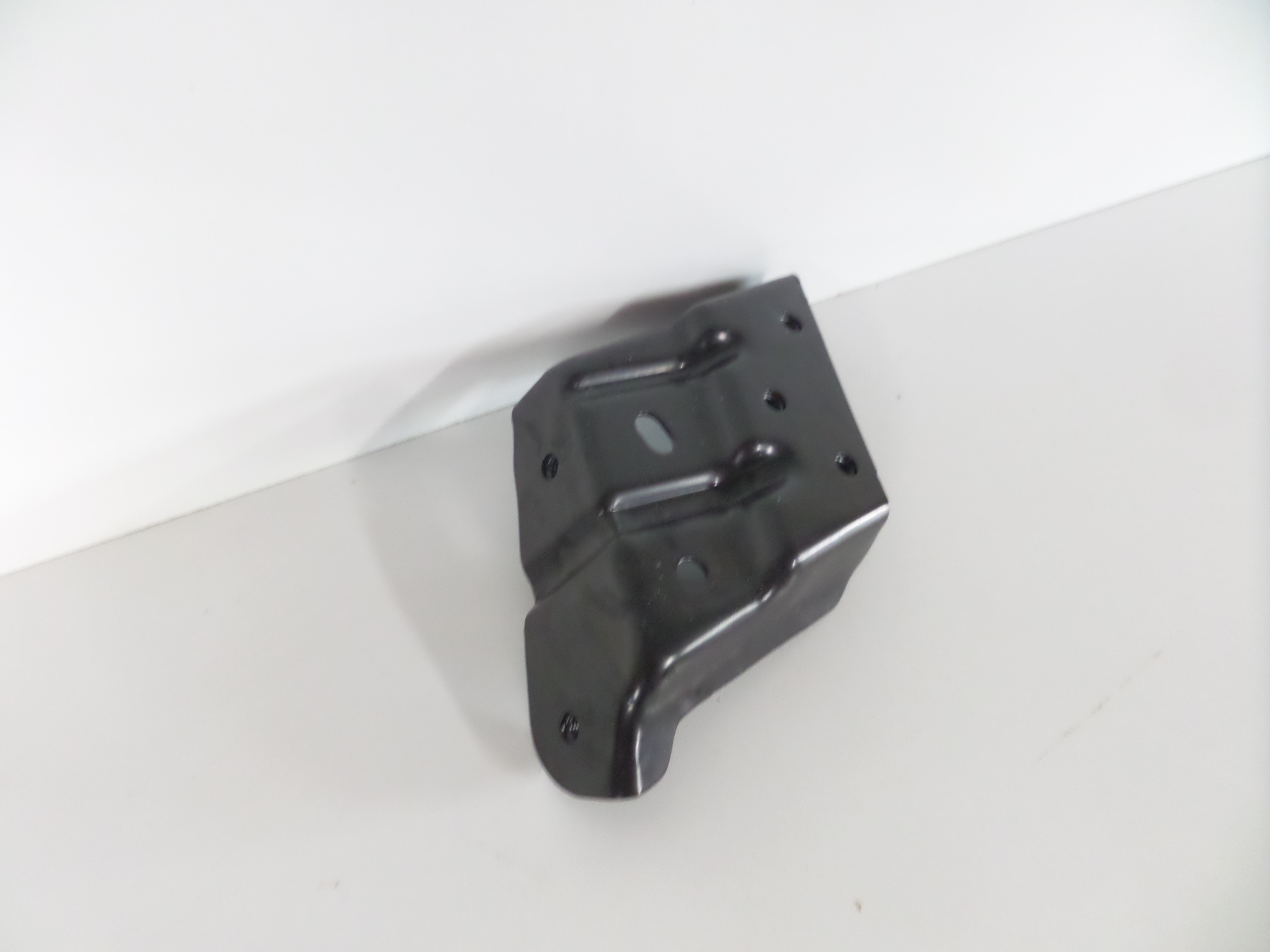 DRZIAK LAVEHO PREDNEHO BLATNIKA VW TOUAREG II 10-