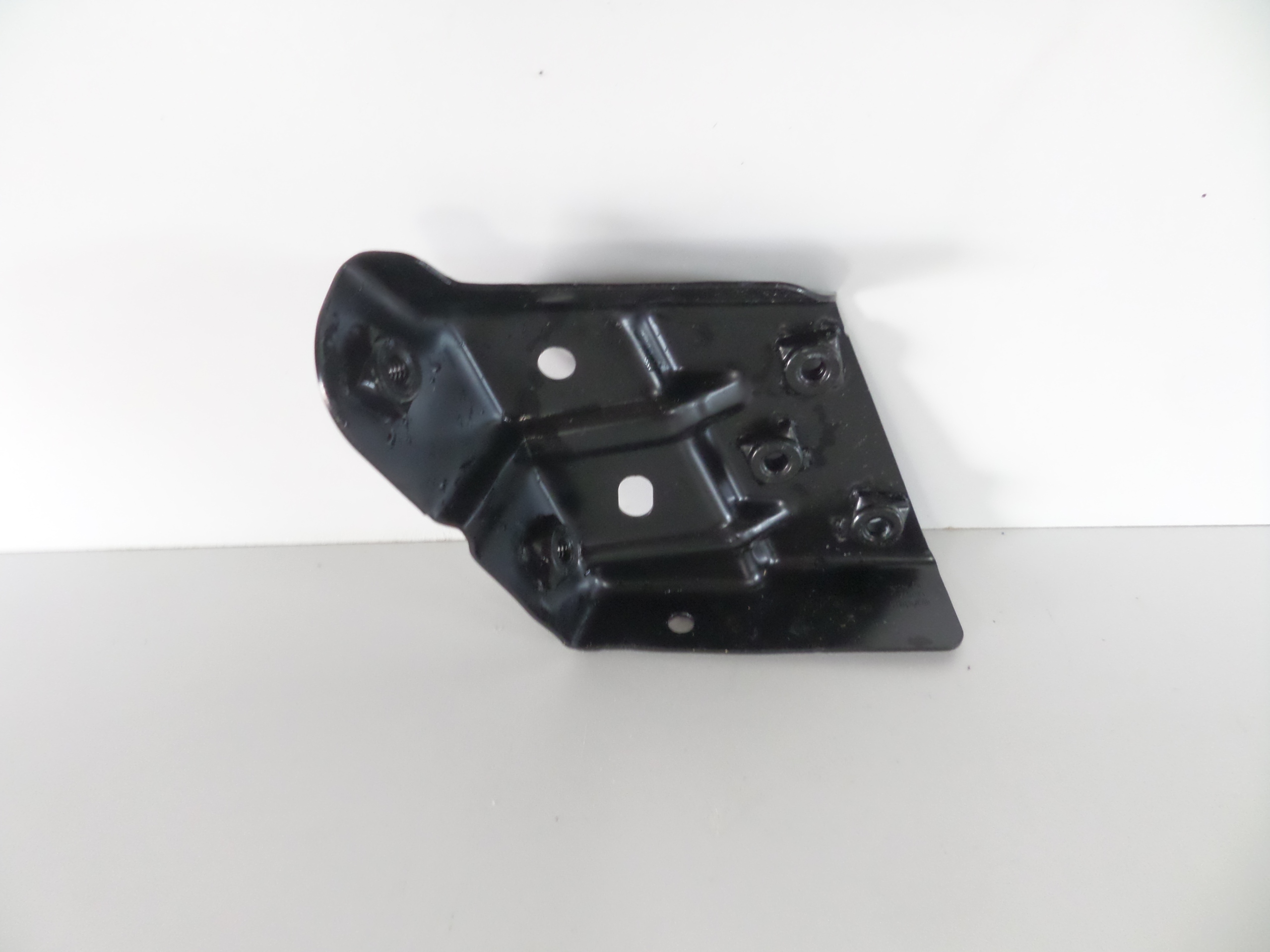 DRZIAK LAVEHO PREDNEHO BLATNIKA VW TOUAREG II 10-