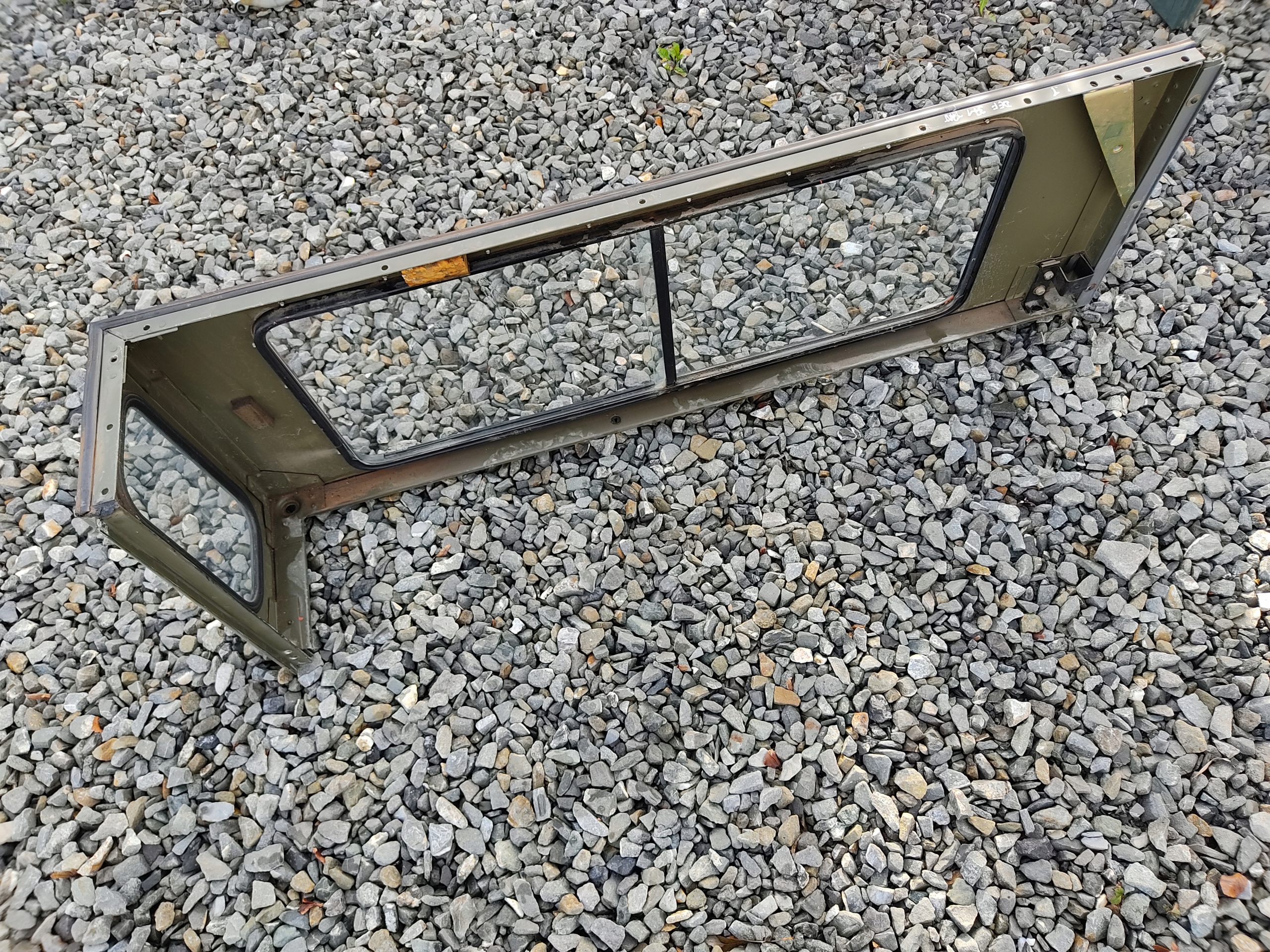 ĽAVÉ ZADNÉ SKLO RÁM DEFENDER 90 1999-2014