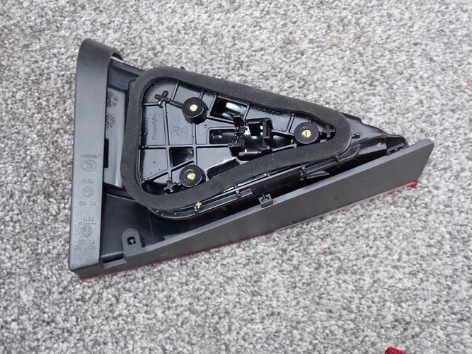 SKODA SUPERB III SEDAN 15- PRAVE ZADNE SVETLO V KAPOTE