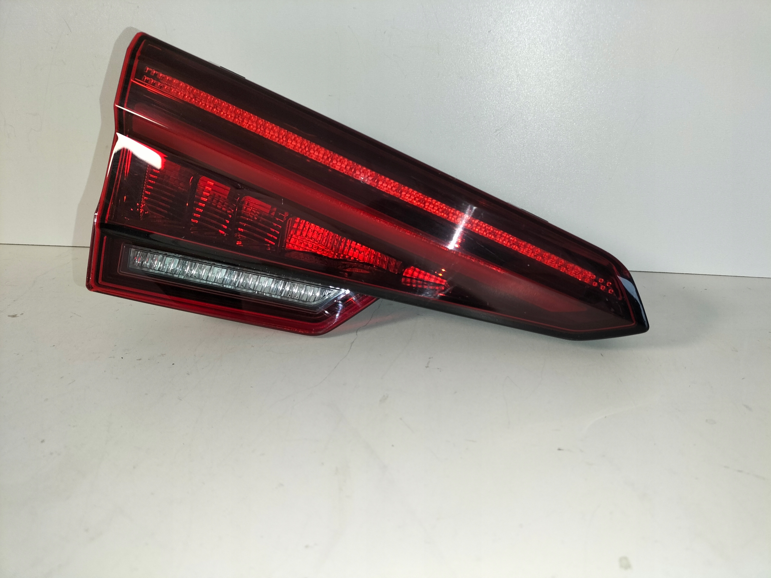 LAVE ZADNE SVETLO AUDI A4 B9 15-19 SEDAN LED