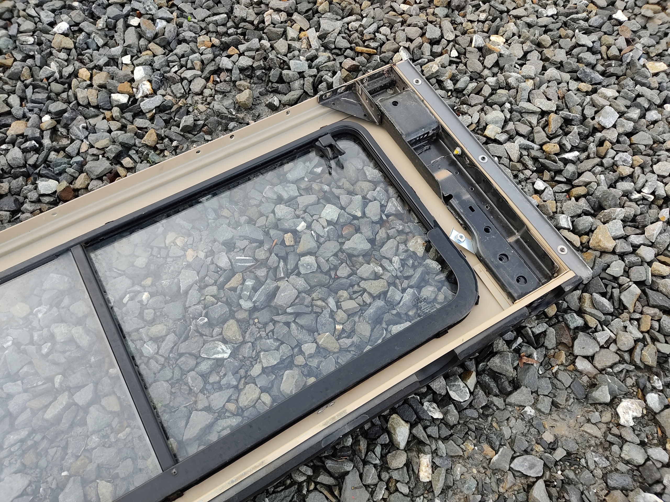 ĽAVÉ ZADNÉ SKLO RÁM DEFENDER 1999-2014