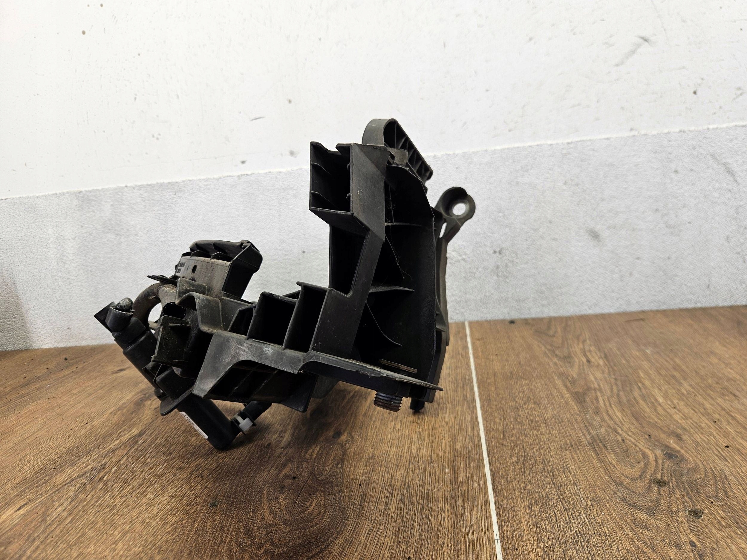 Audi Q5 SQ5 8R0805608 DRŽIAK POD SVETLO PRAVÝ