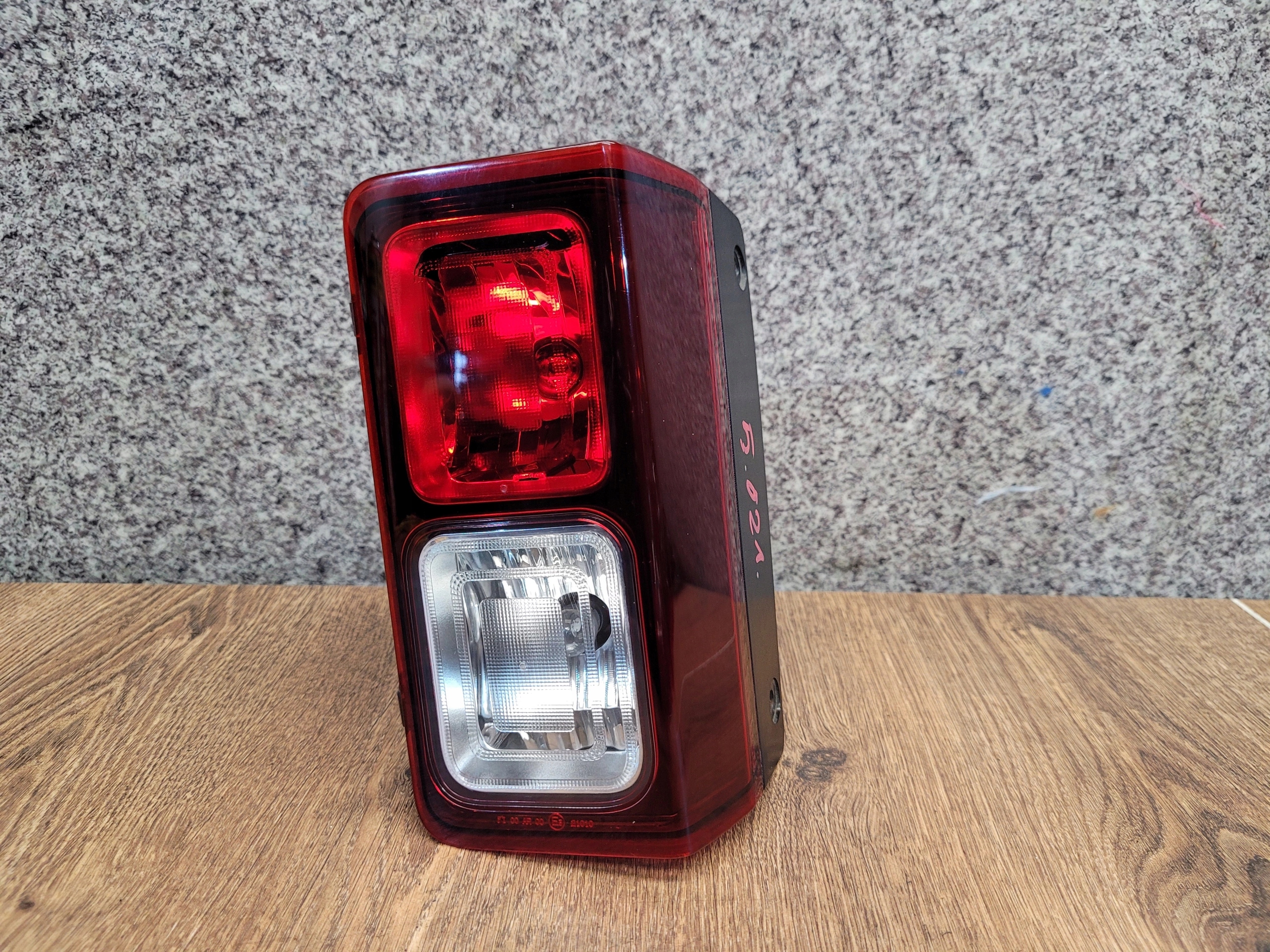 RENAULT TRAFIC III PRAVE ZADNE SVETLO V NARAZNIKU 265598103R