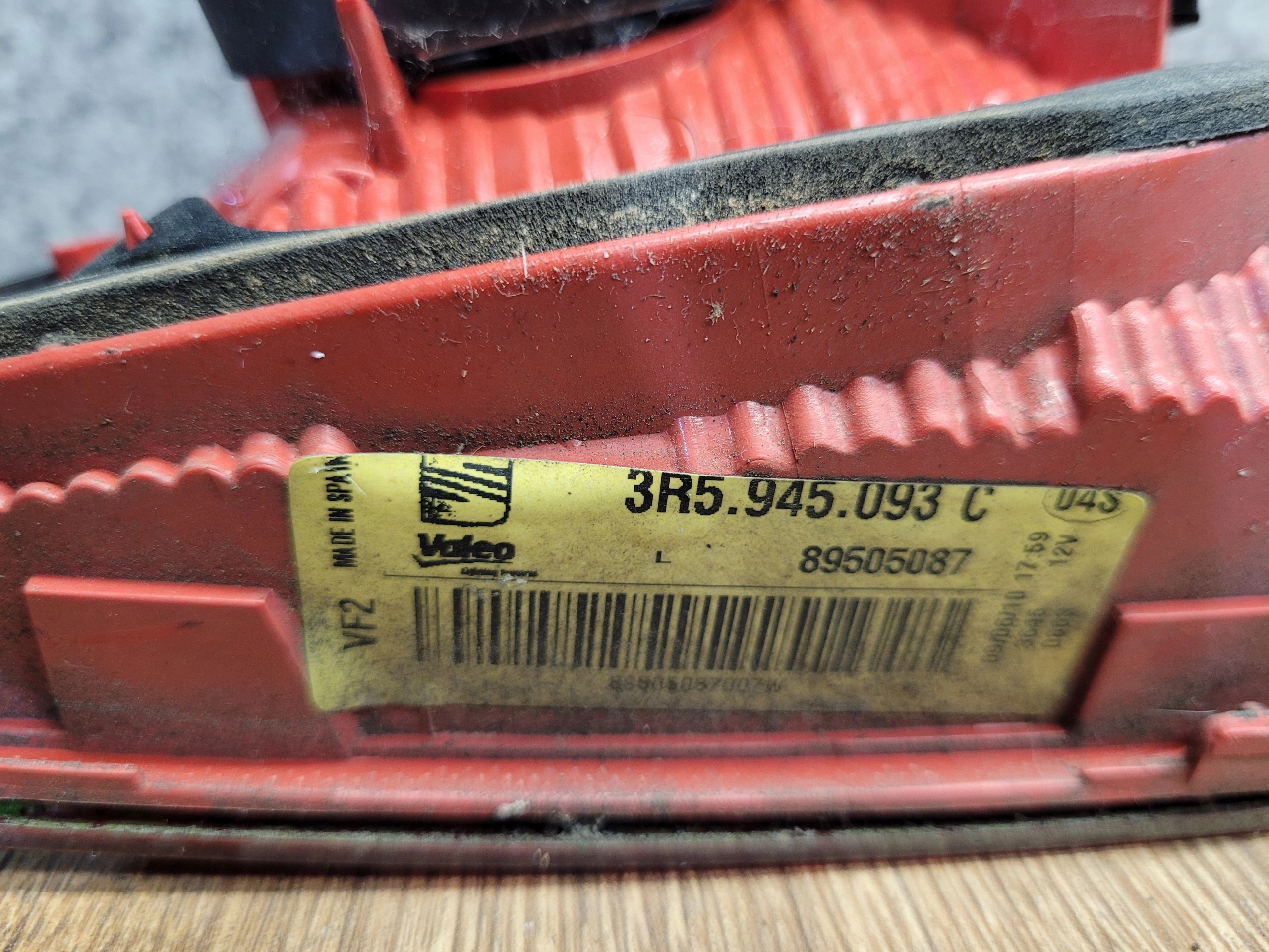 SEAT EXEO SEDAN LAVE ZADNE SVETLO V KAPOTE 3R5945093C