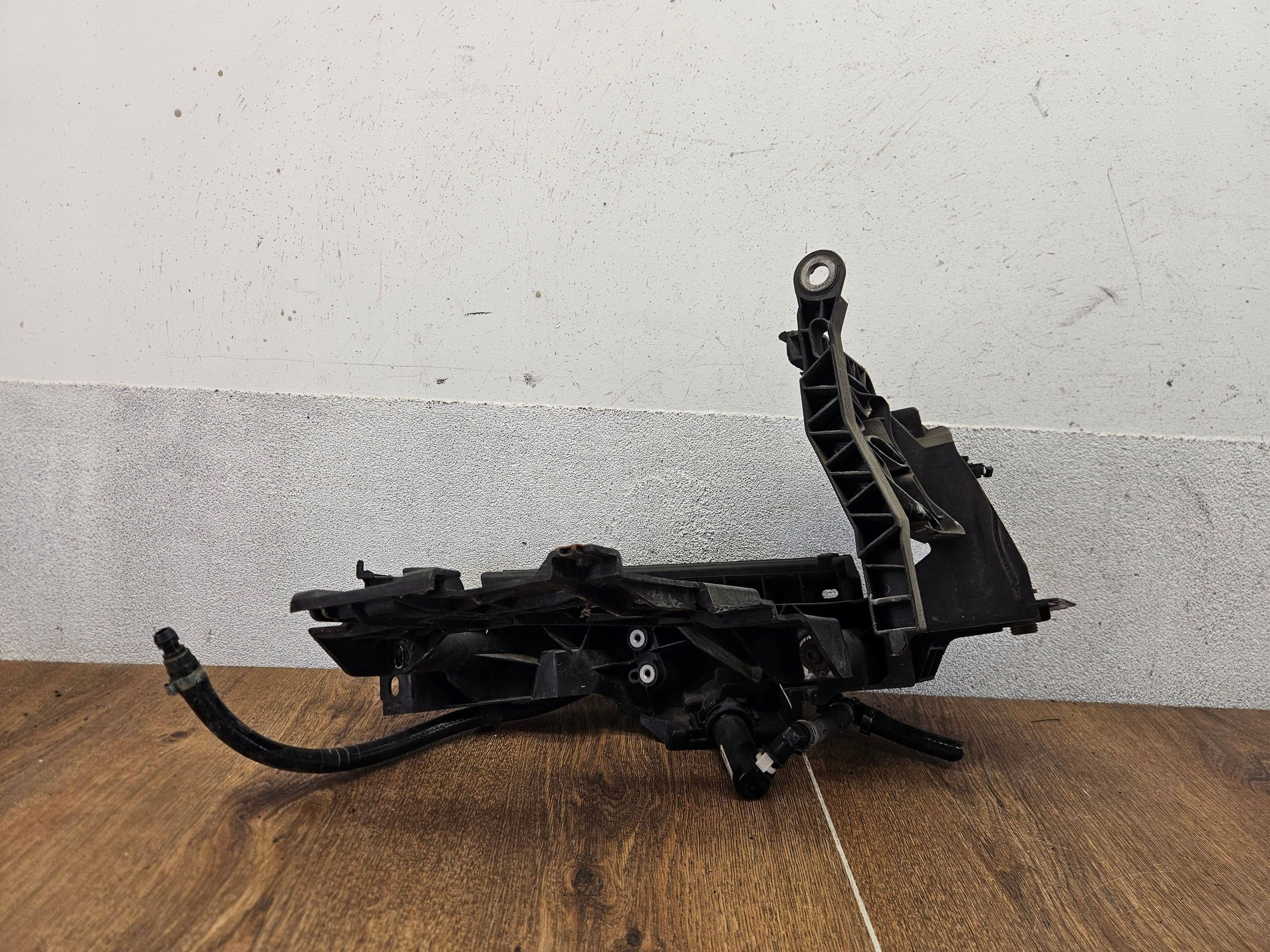 Audi Q5 SQ5 8R0805607 ĽAVÝ DRŽIAK SVETLA OSTREKOVAC