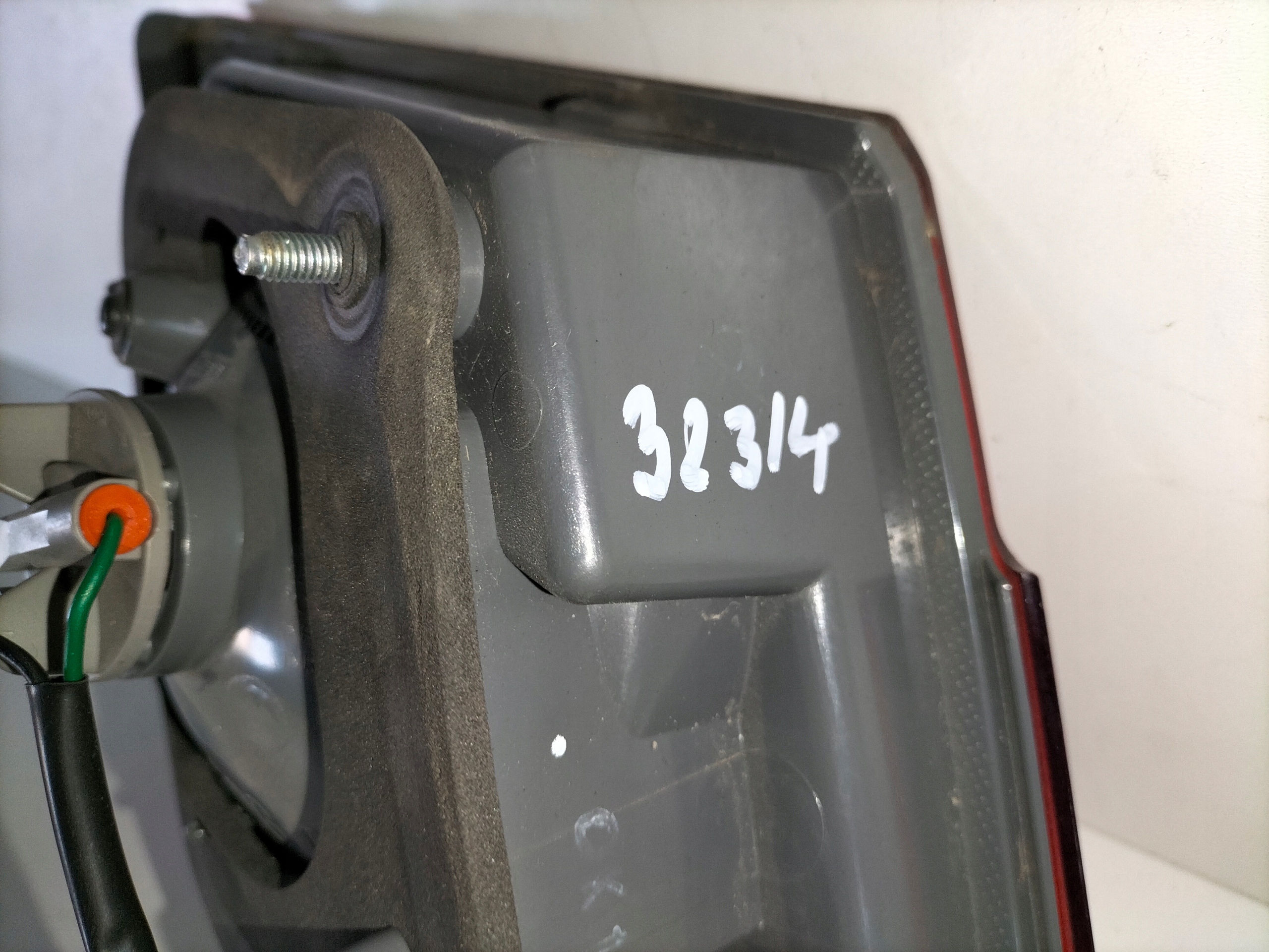 PRAVE ZADNE SVETLO CHEVROLET CRUZE 09- SEDAN VNÚTORNÉ NA KAPOTE