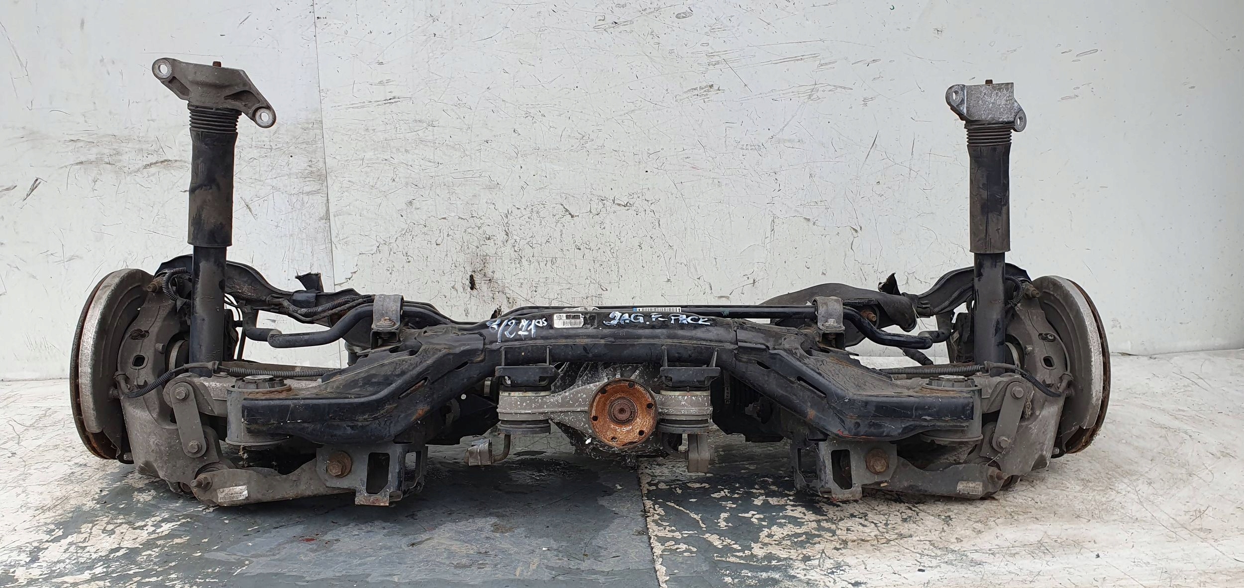 Jaguar F-Pace 2,0 d HK83-4A213-FE ZADNA NAPRAVA most