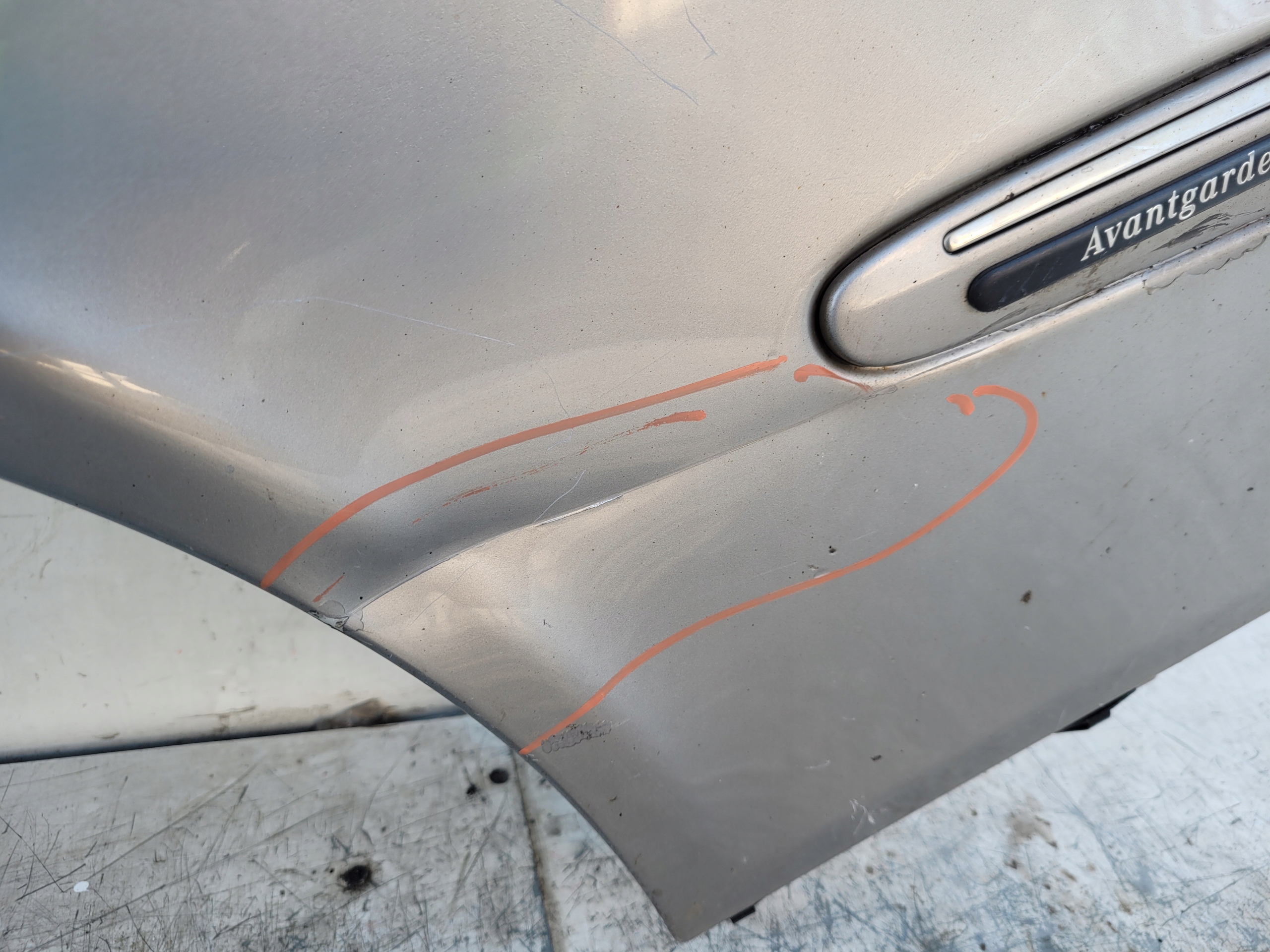 MERCEDES E W 211 W211 ĽAVÝ PREDNÝ BLATNÍK