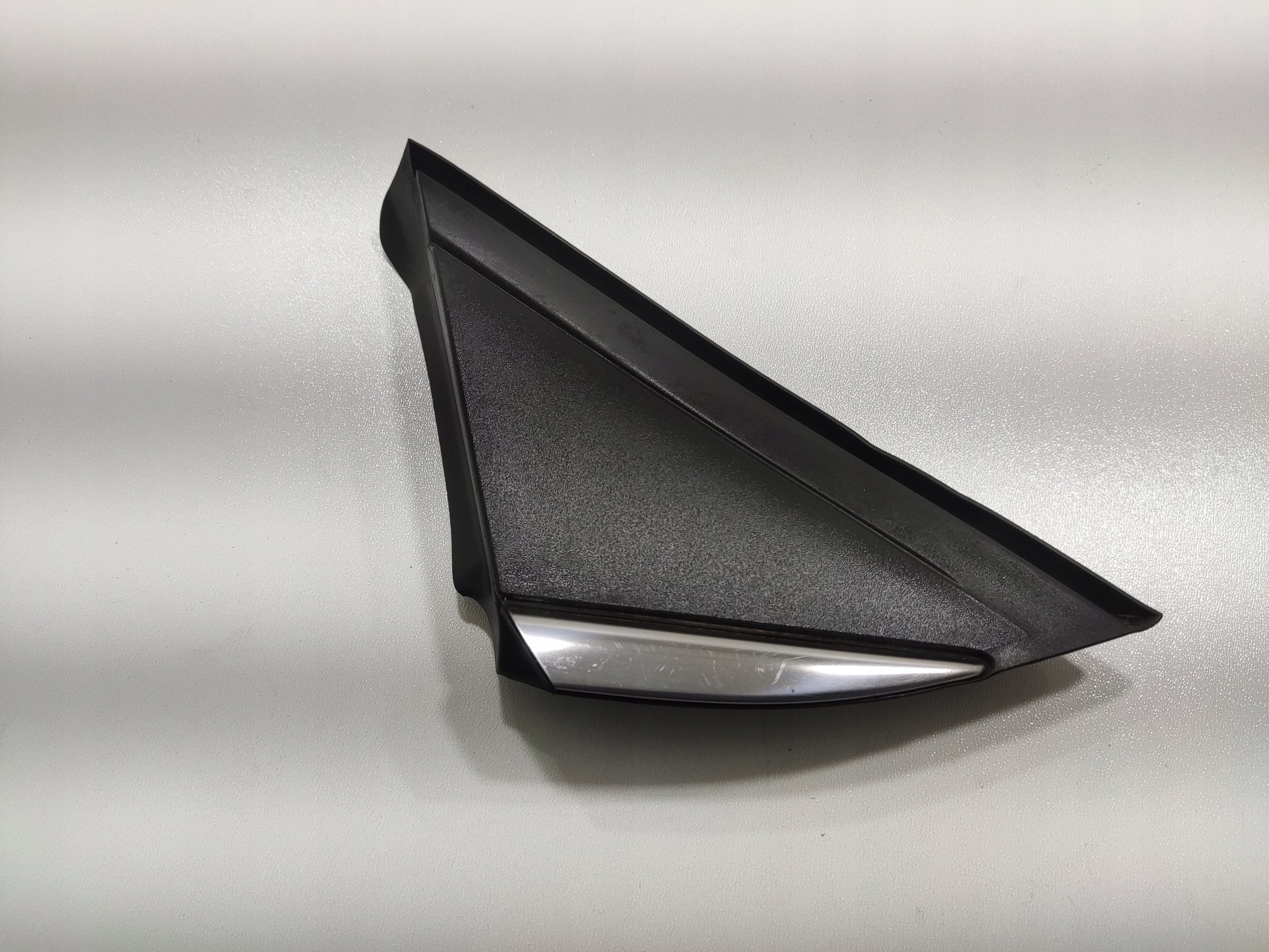 ZÁSLEPKA PRAVA TROJUHOLNÍK BLATNIKA RENAULT MEGANE IV 2016-2020 638740438R