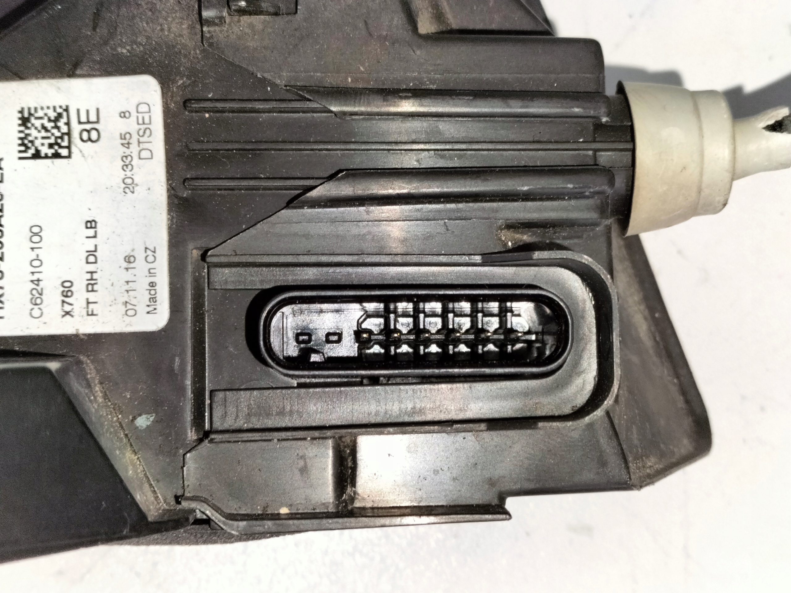 ZAMOK PRAVYCH PREDNYCH DVERI JAGUAR XE X760 15-