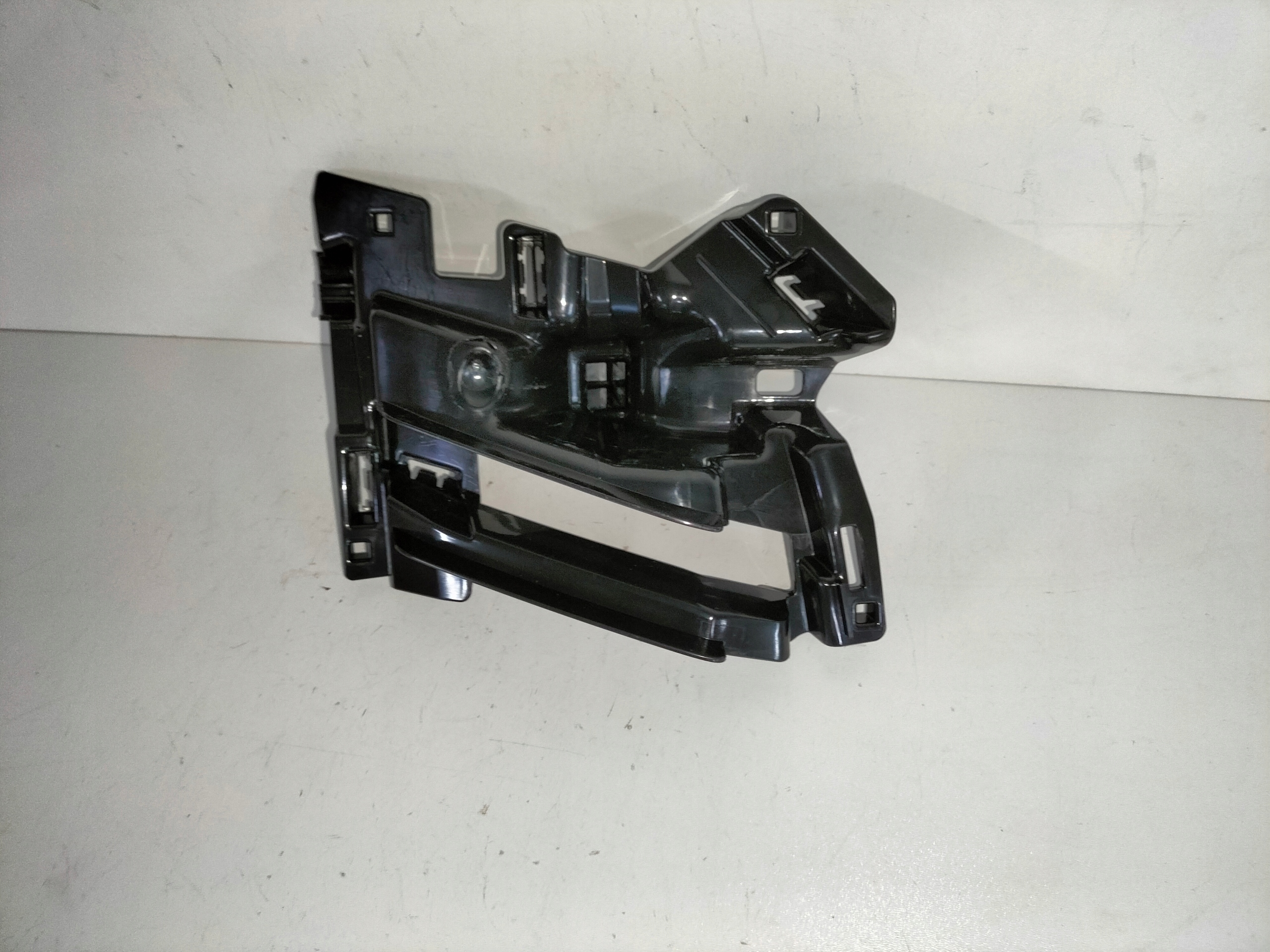 DRZIAK PREDNEHO NARAZNIKA LAVY SKODA KODIAQ 16- POD MASKU