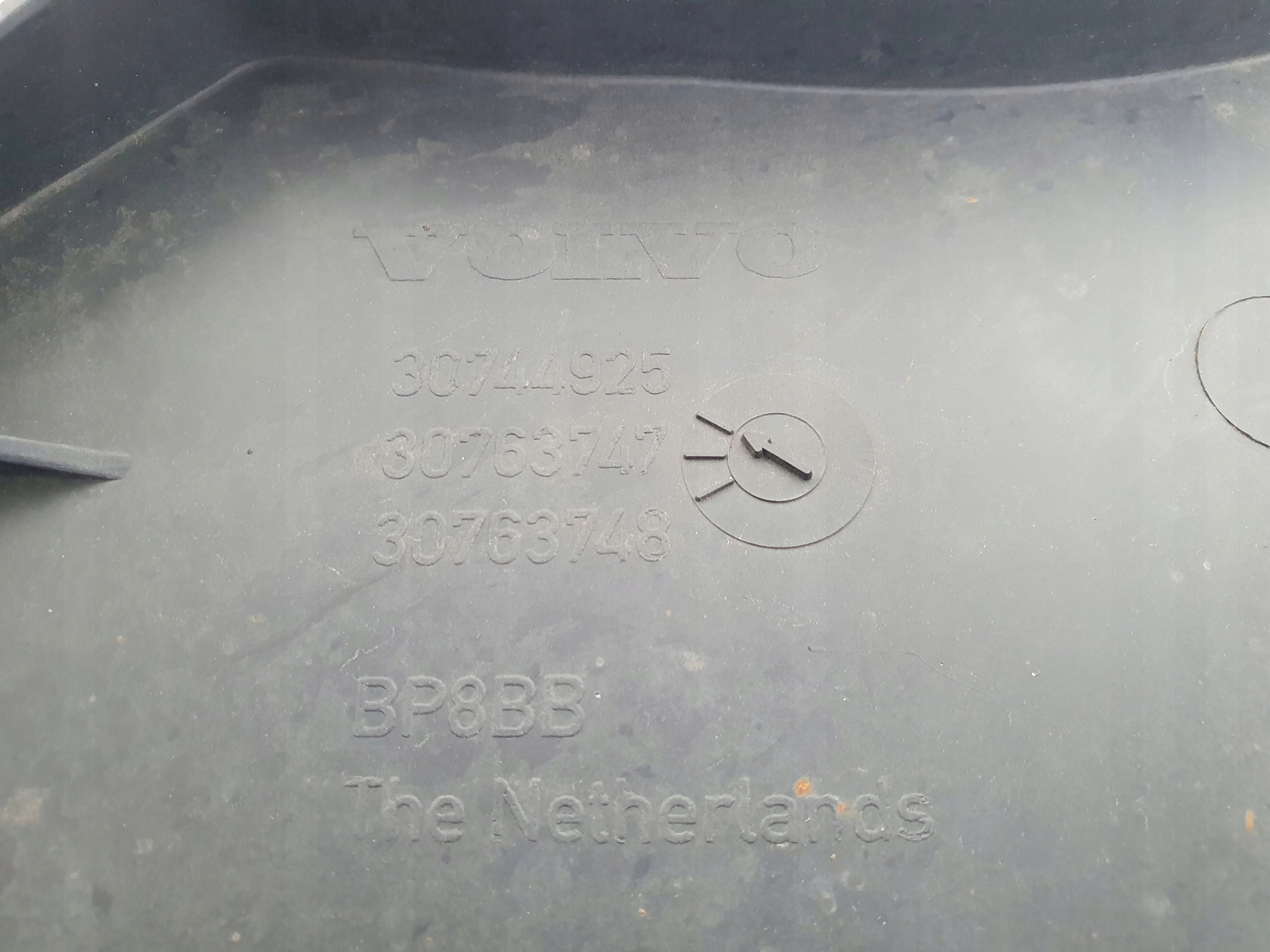 VOLVO S40 V50 SPODNÝ KRYT PREDNÉHO NÁRAZNÍKA 30744925