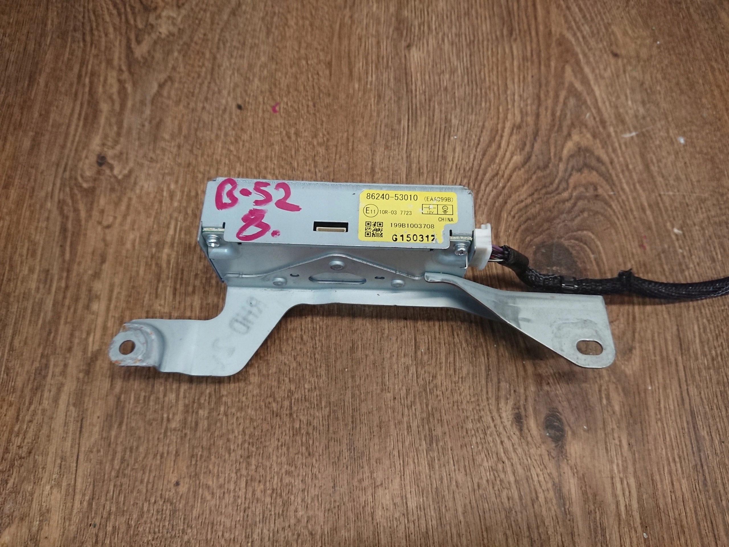 LEXUS IS300H 2.5 86240-53010 ZOSILNOVAC ANTENY