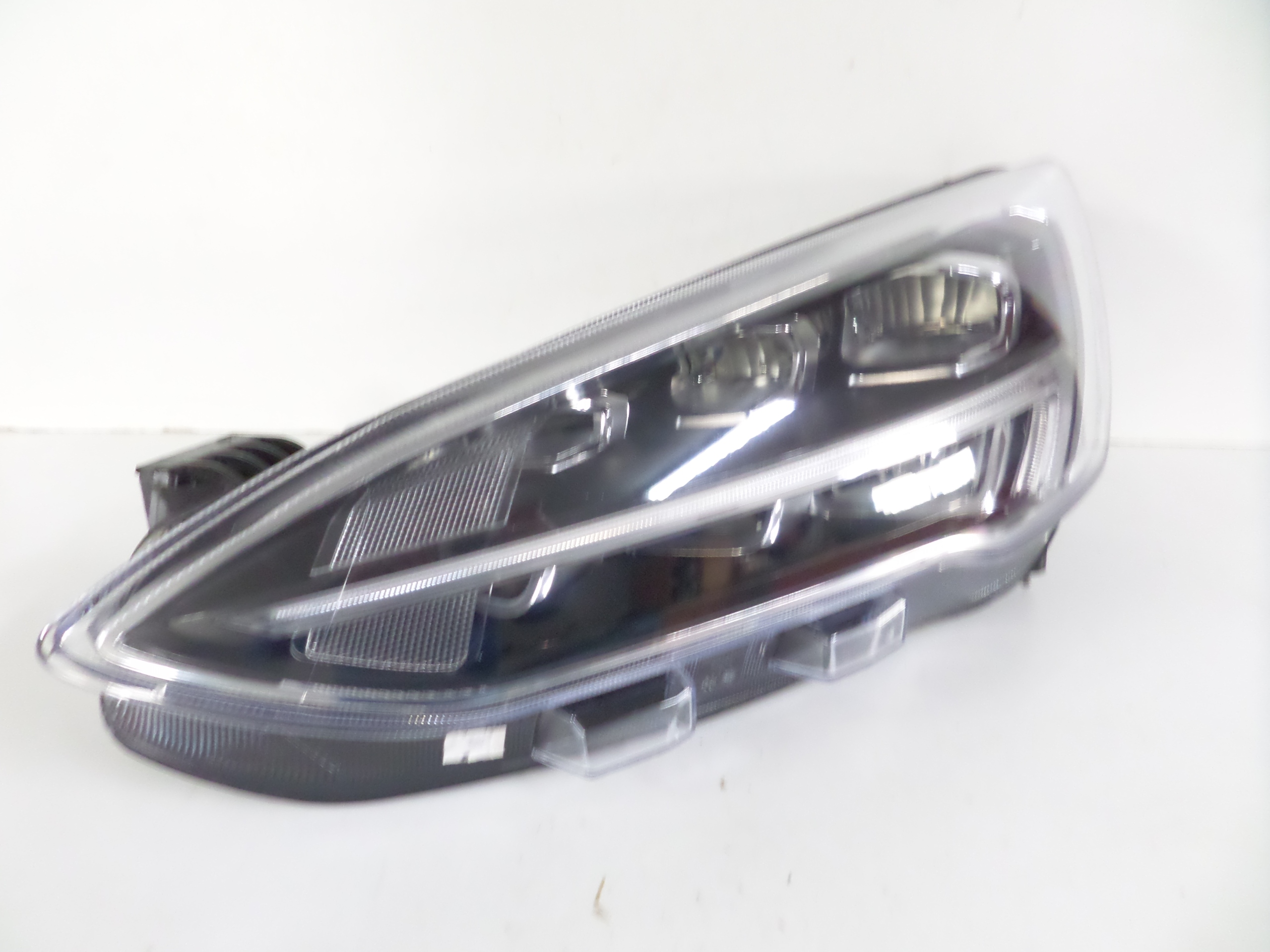 LAVE PREDNE SVETLO FORD FOCUS MK4 18-