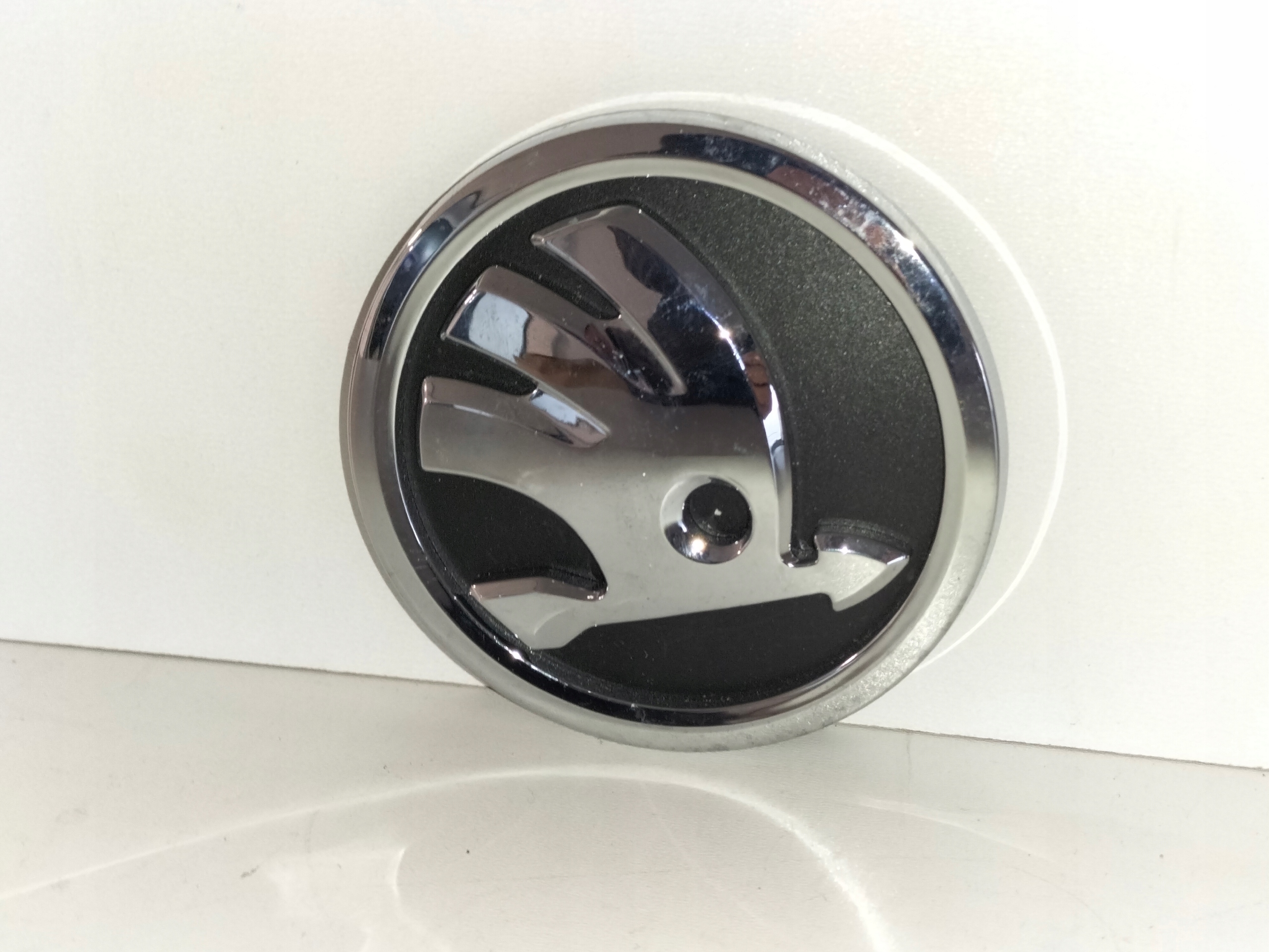 ZNAK EMBLEM logo ZADNEJ KAPOTY SKODA FABIA II LIFT 10-