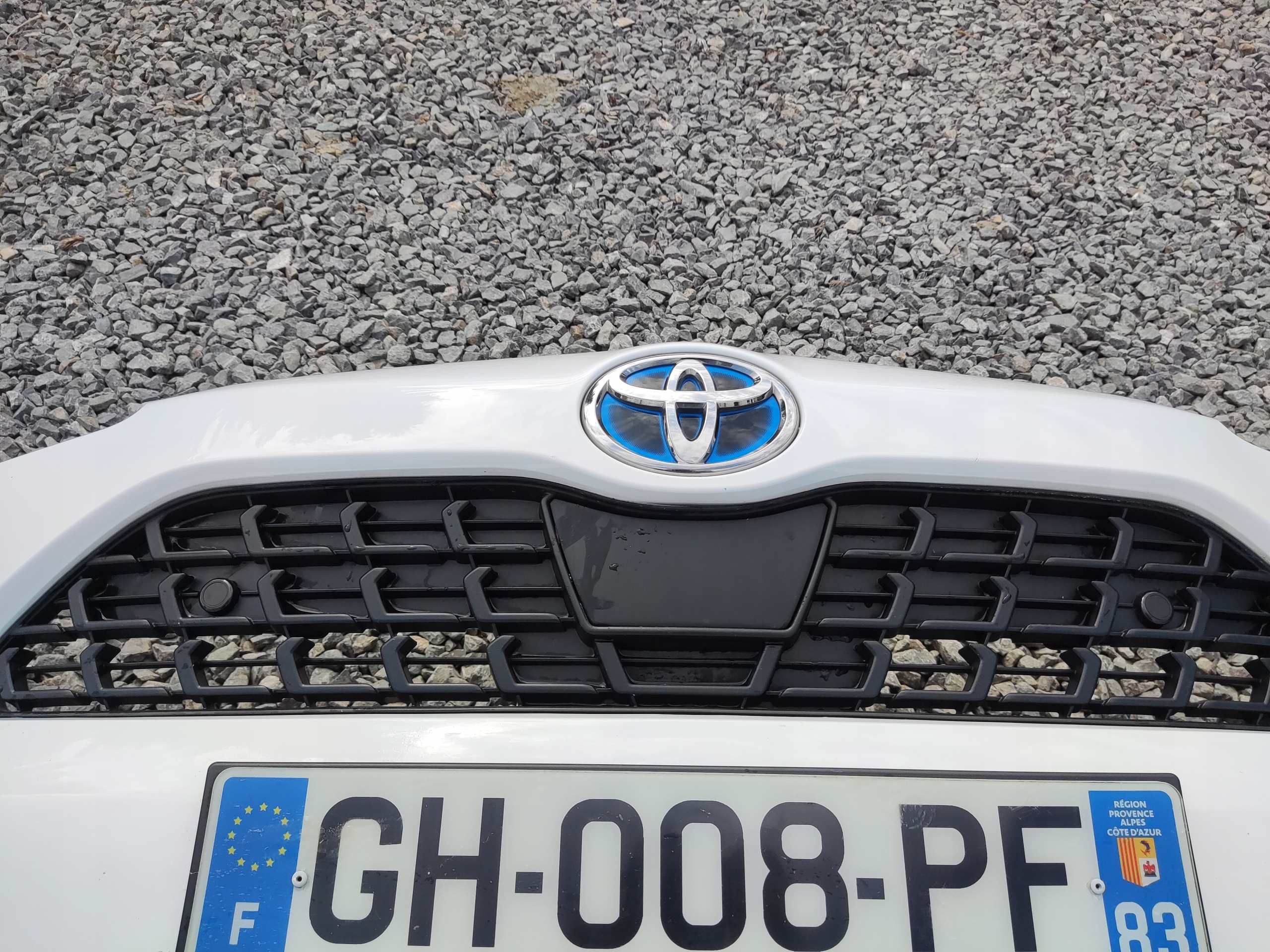 PREDNÝ NÁRAZNÍK KOMPLETNY PDC SENZORY TOYOTA YARIS CROSS 2020-2025 HYBRID