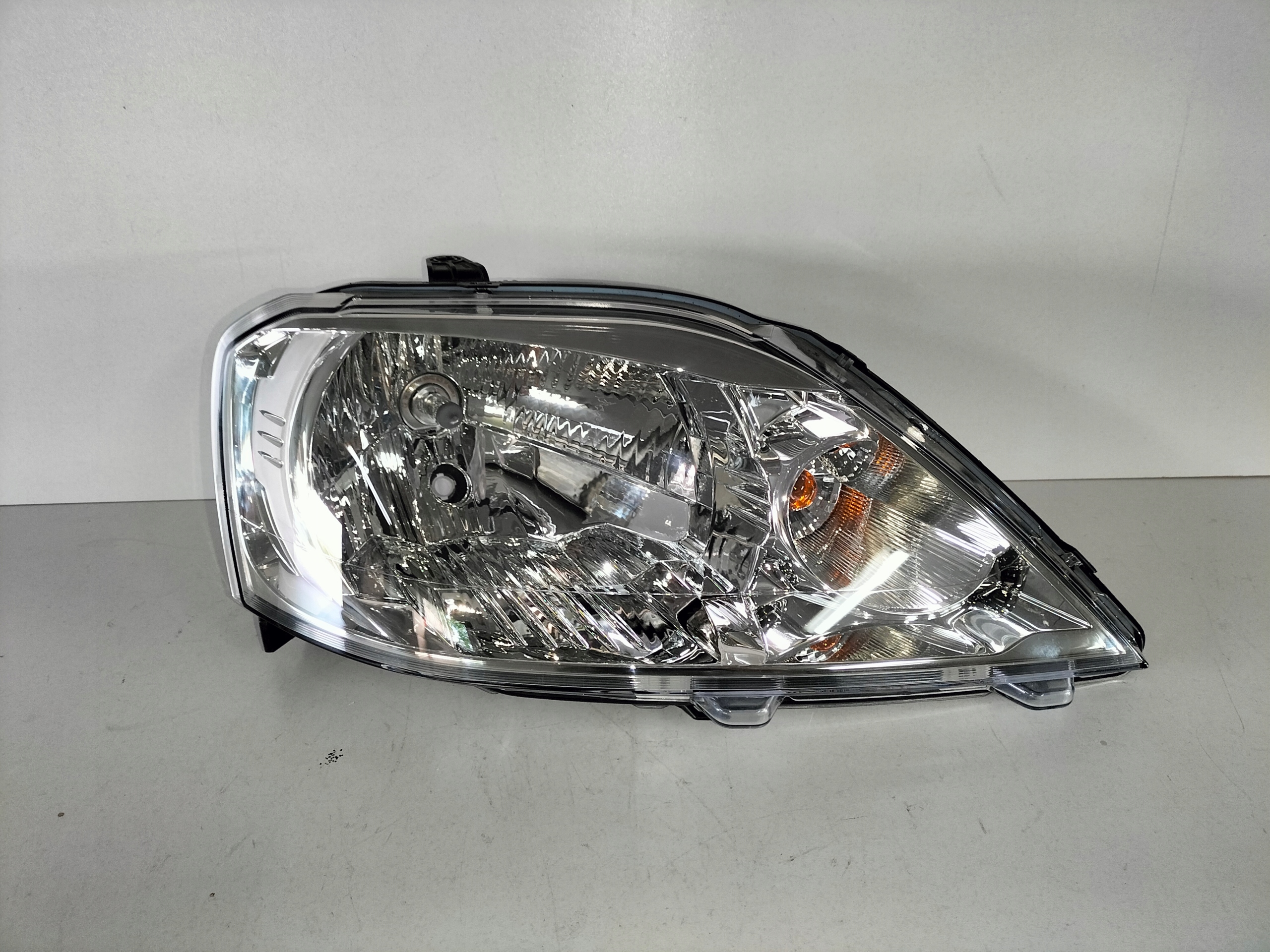 PRAVE PREDNE SVETLO DACIA LOGAN I LIFT 08-12
