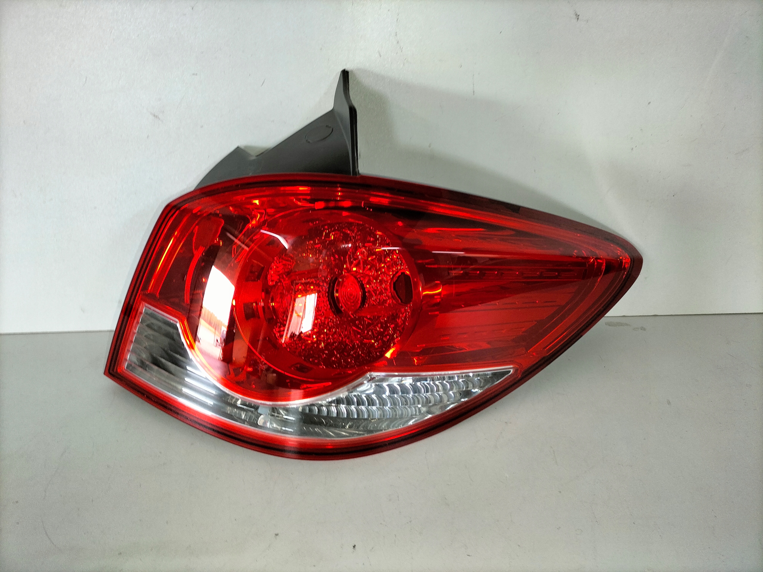 PRAVE ZADNE SVETLO CHEVROLET CRUZE 09- HB