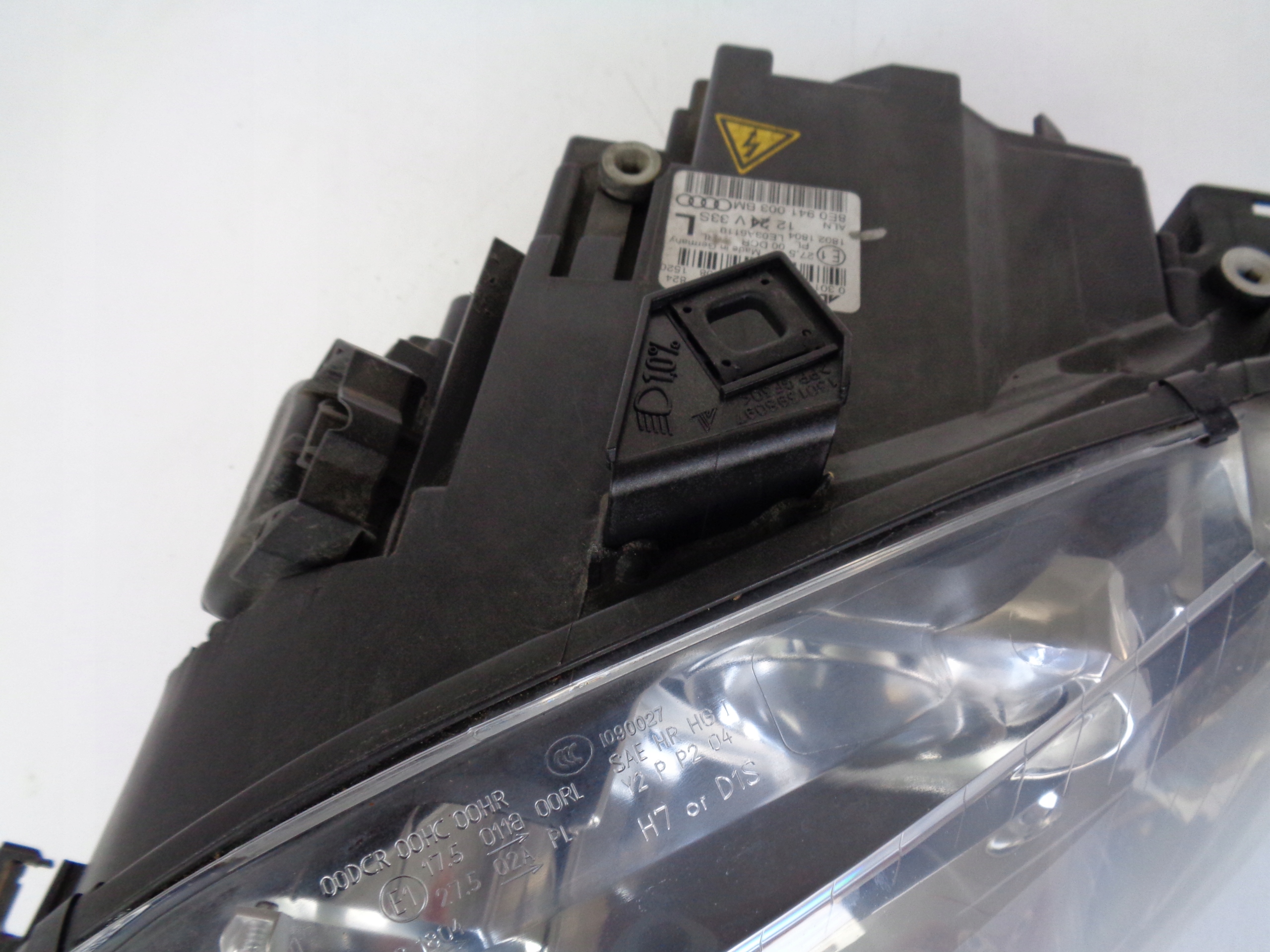 LAVE PREDNE SVETLO AUDI A4 B7 8E 8E0 04-07 XENON
