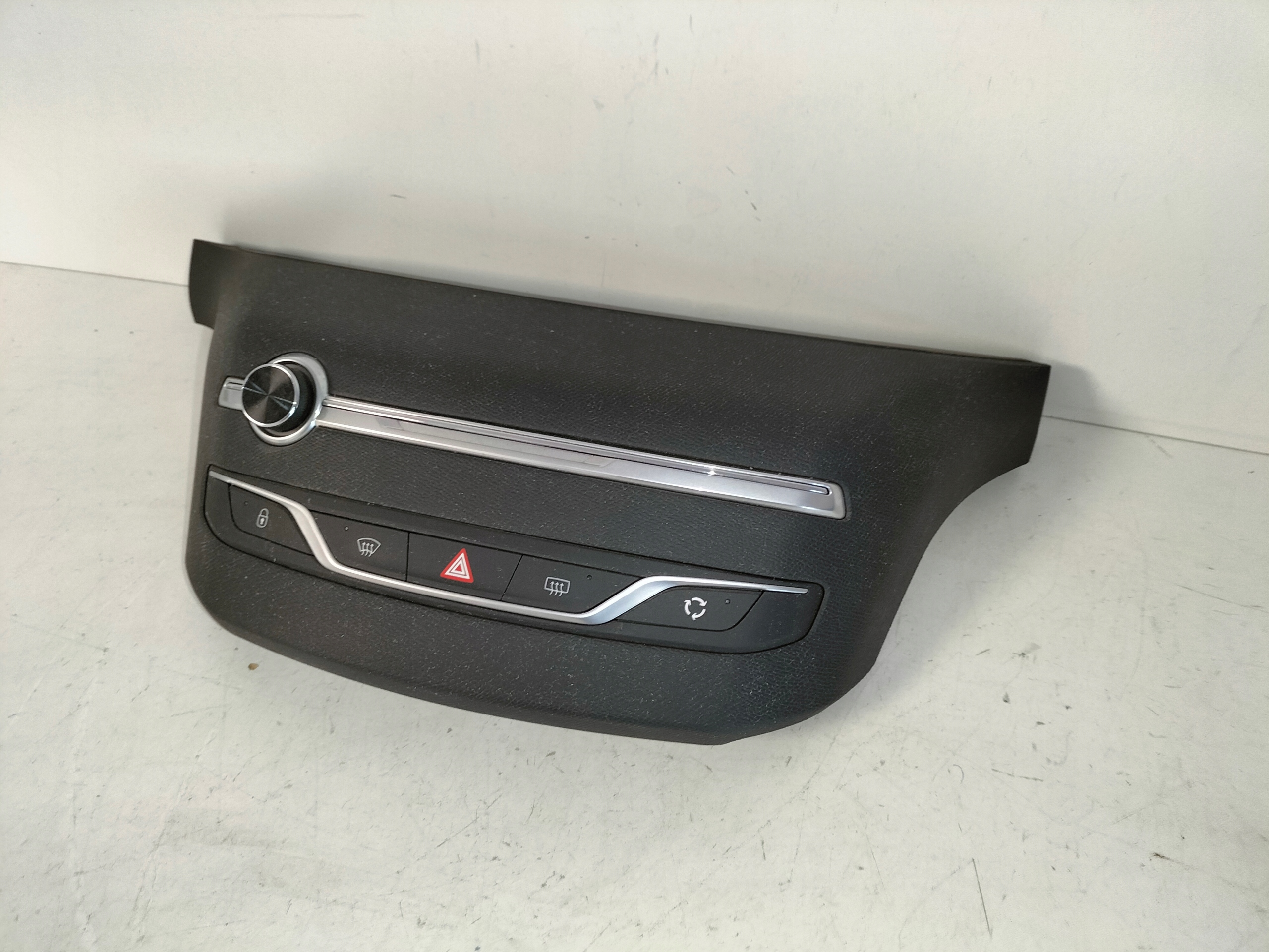 PANEL VYPÍNAČ OVLÁDANIARADIA KLIMATIZACIE PEUGEOT 308 II T9 13-