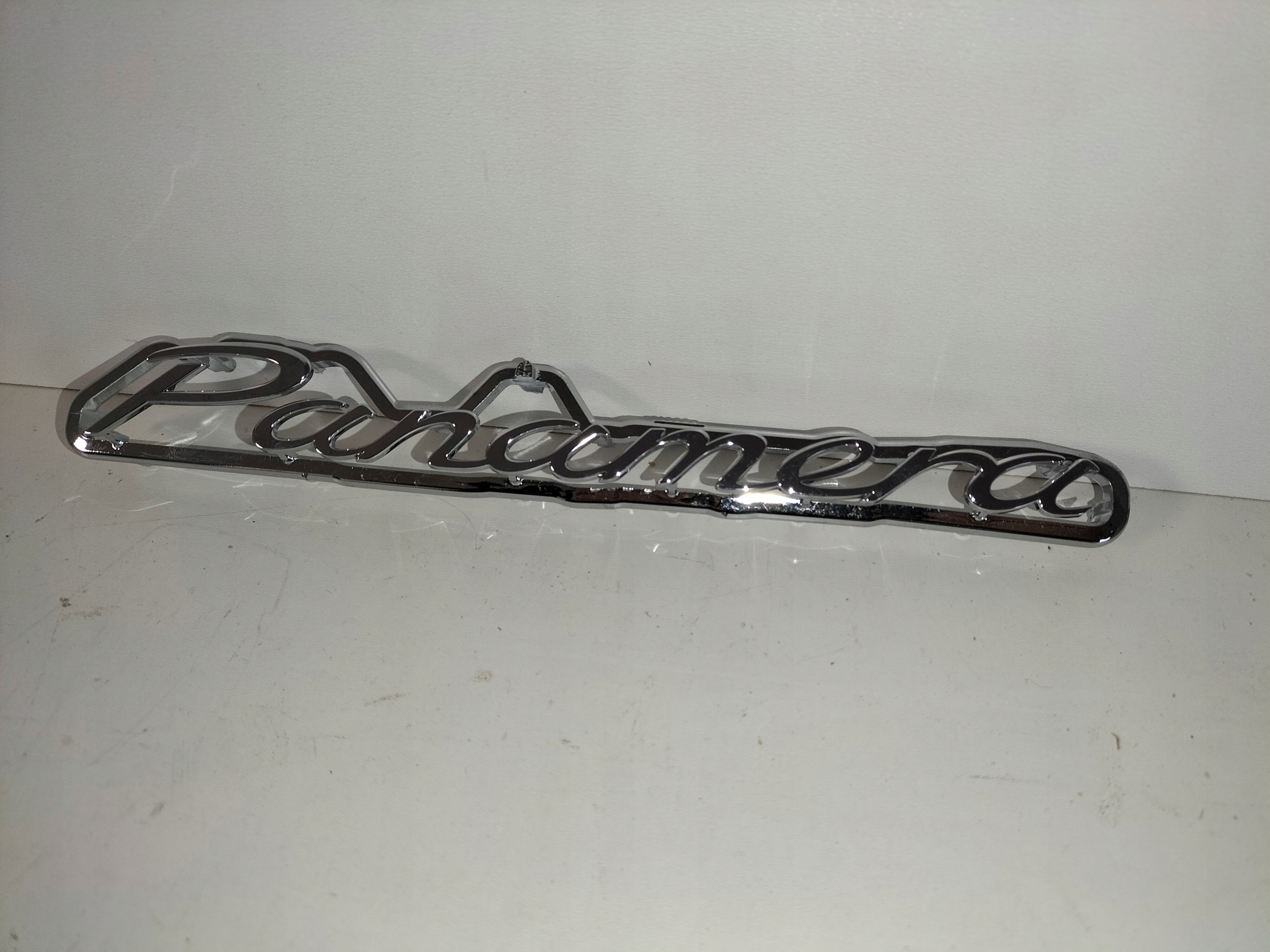 ZNAK EMBLEM LOGO ZADNEJ KAPOTY PORSCHE PANAMERA