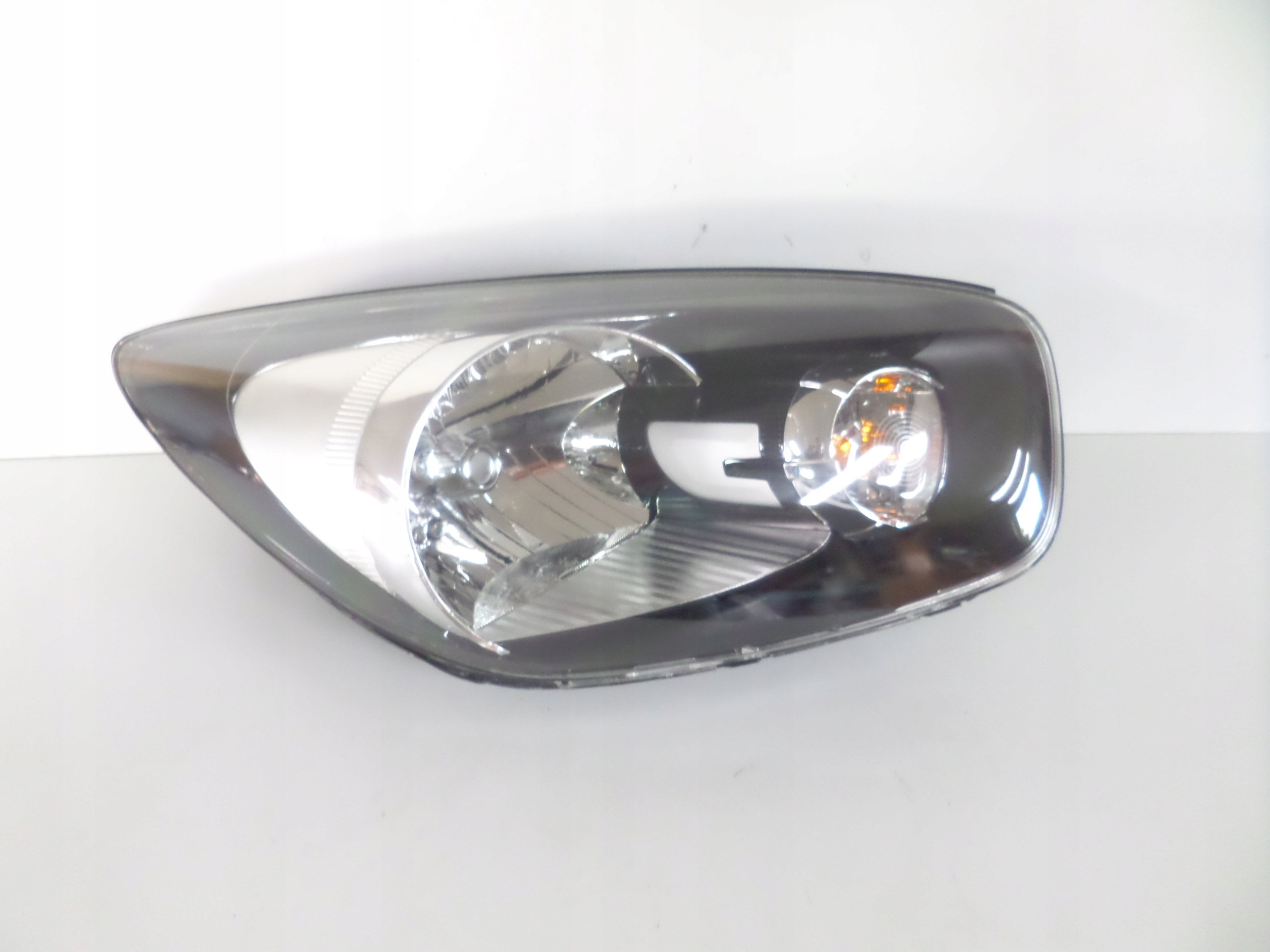 PRAVE PREDNE SVETLO KIA PICANTO 11-17