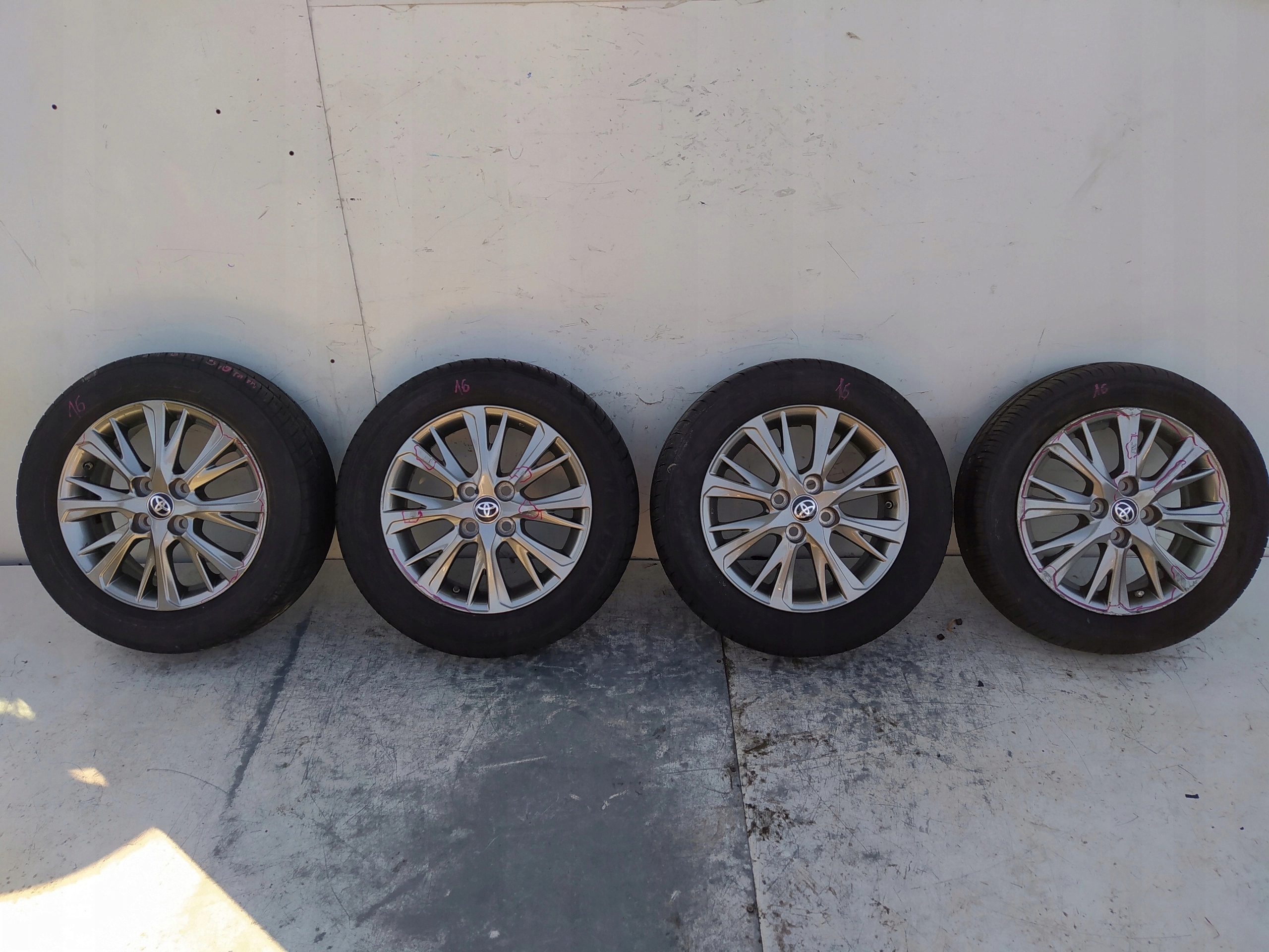 TOYOTA YARIS III 3 15“ KOLESA 4261l-0DG70