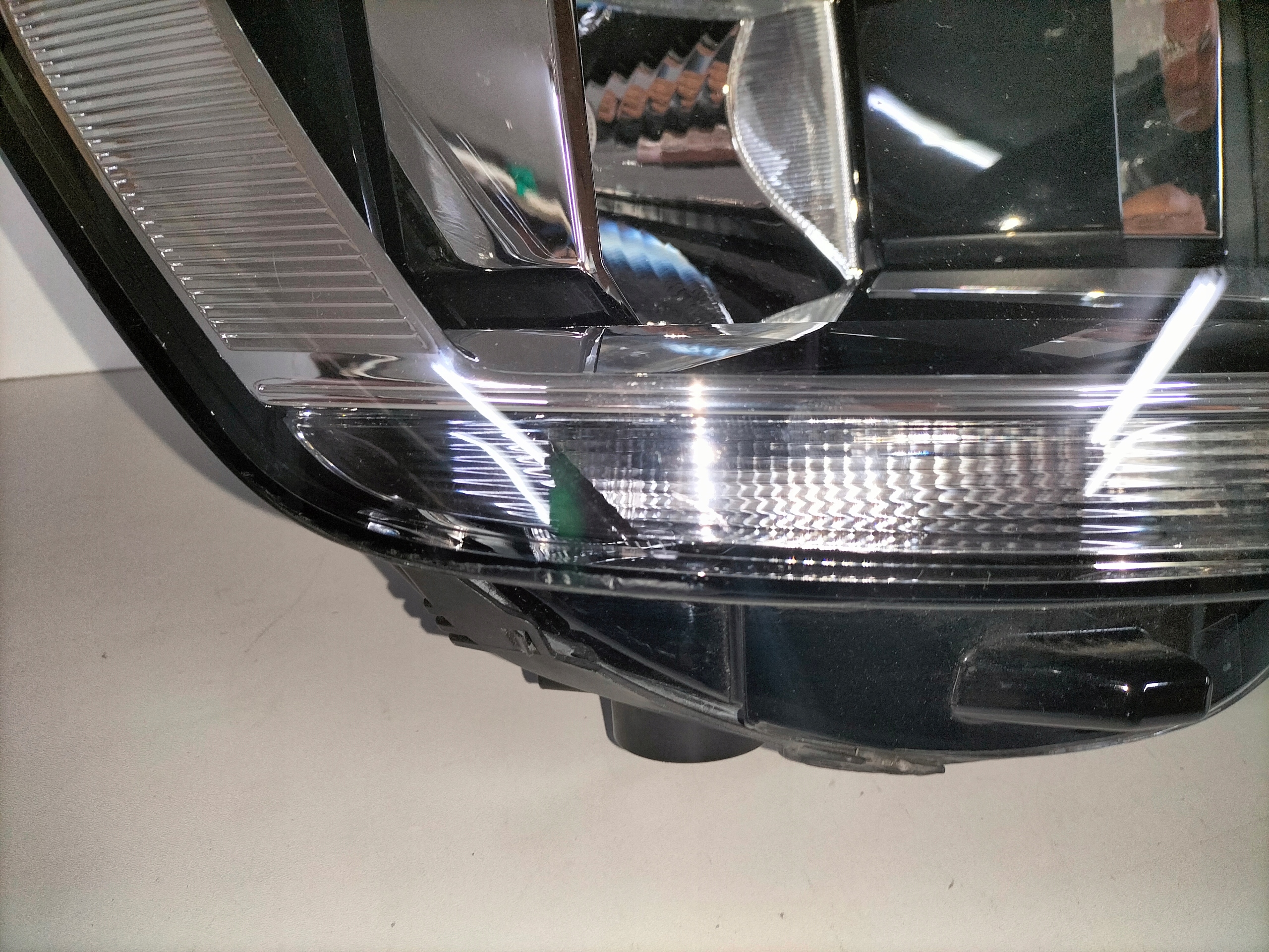 PRAVE PREDNE SVETLO VW T6 15-