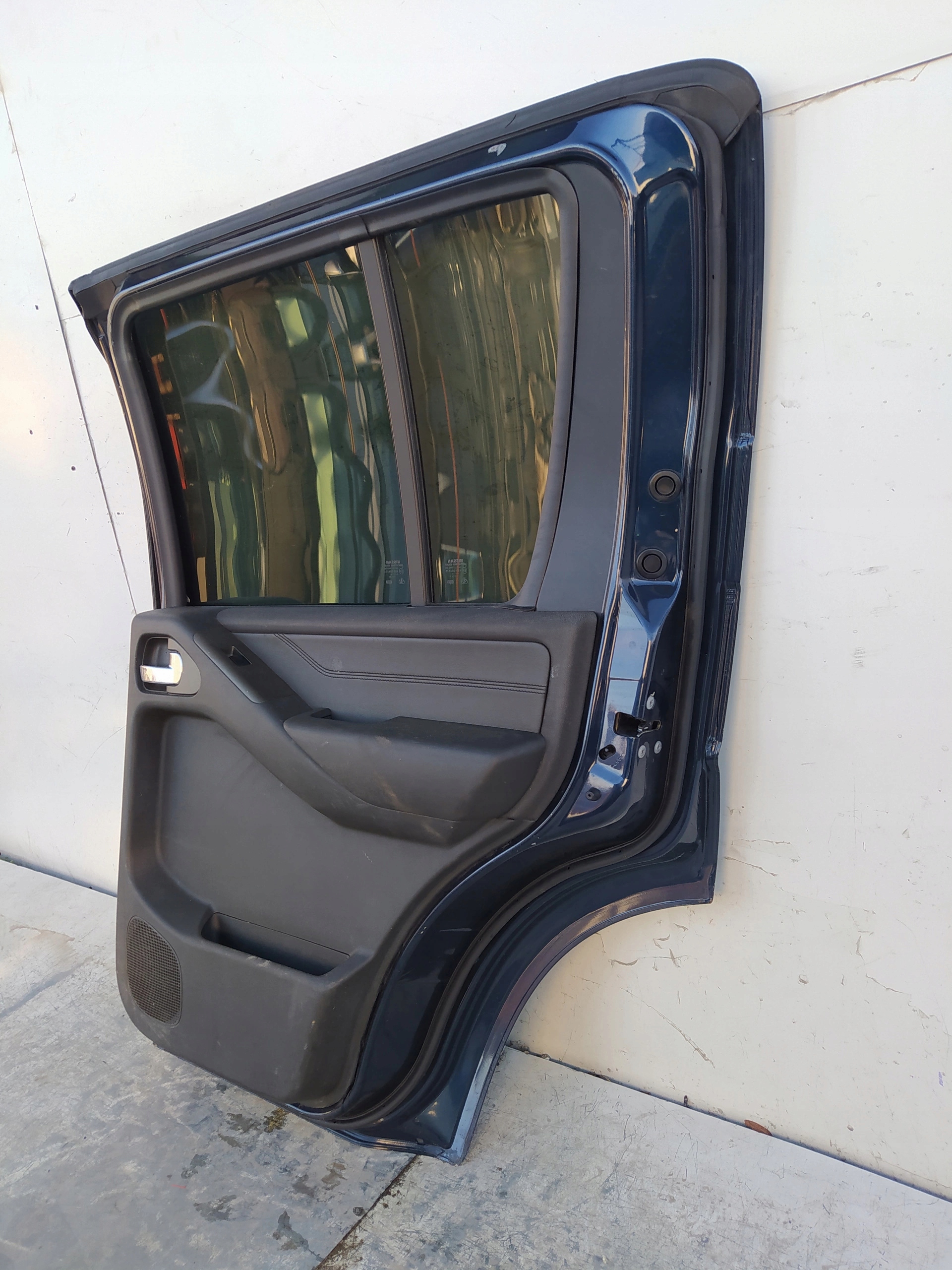 NISSAN PATHFINDER R51 PRAVE ZADNE DVERE