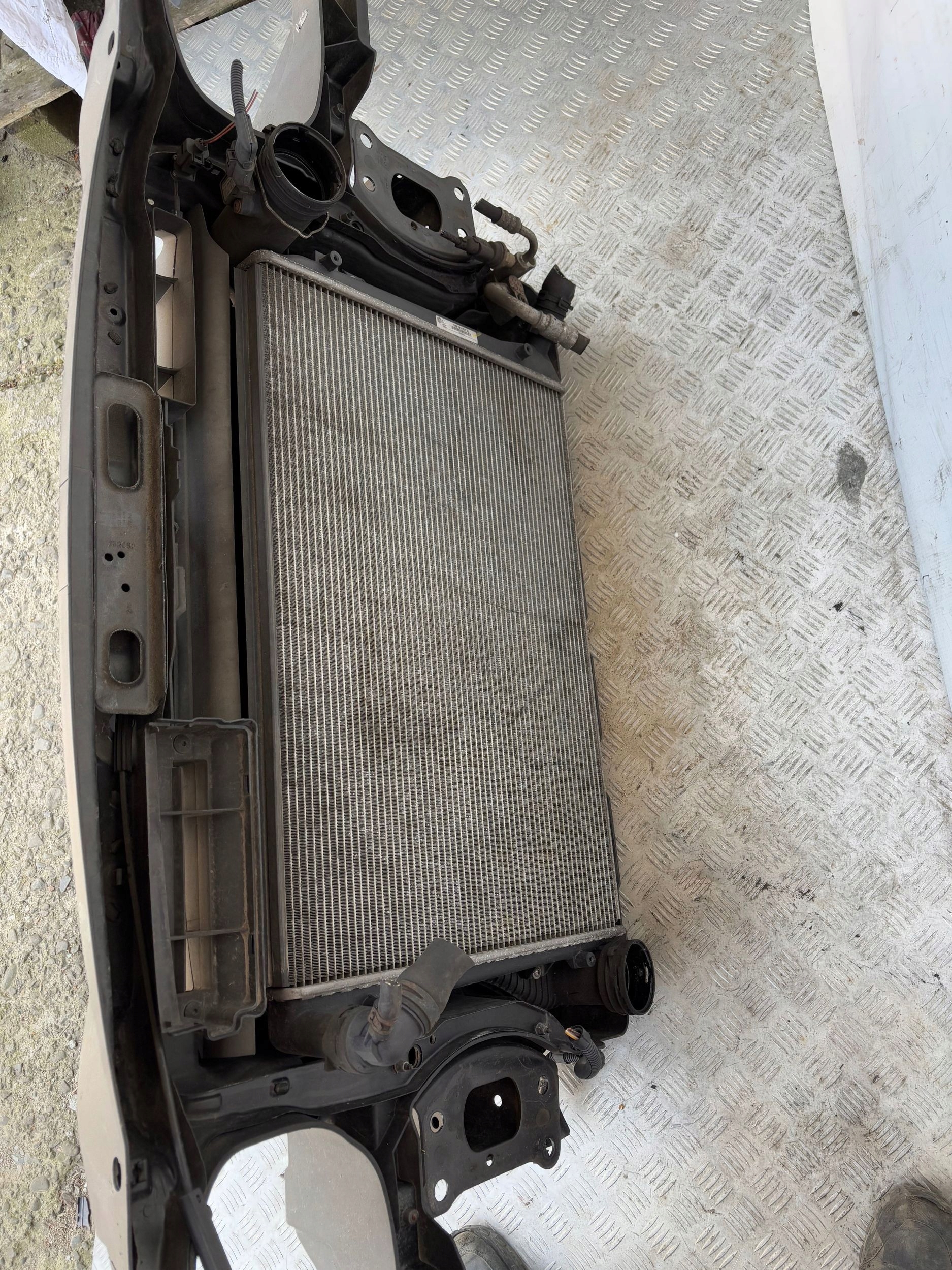 PREDNE CELO CHLADICE VW TOURAN I 2.0 TDI 03-